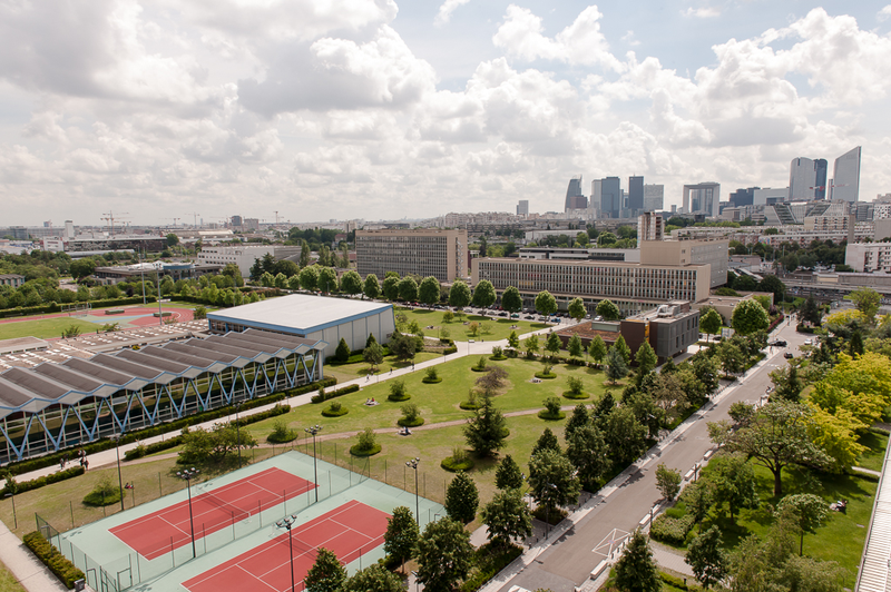 Ein Teil des Campus Université Paris Nanterre mit Blick auf den Stadtteil La Defence