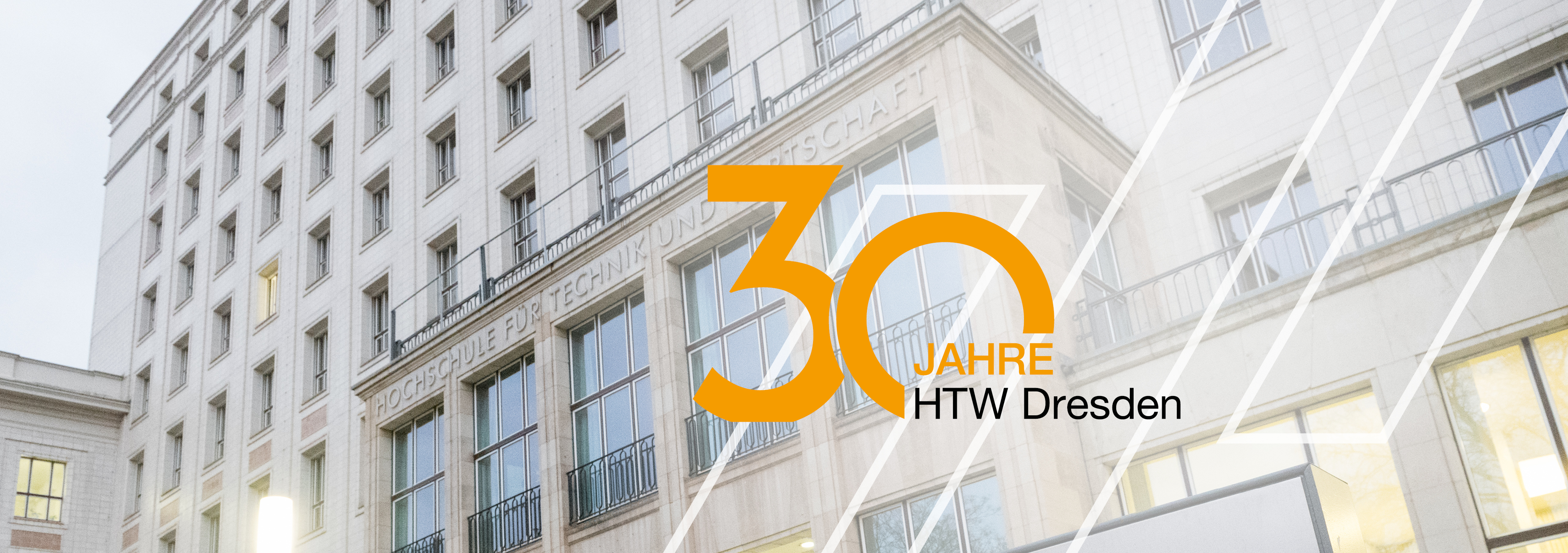 Das Hauptgebäude der HTW Dresden mit dem Signet 30 Jahre