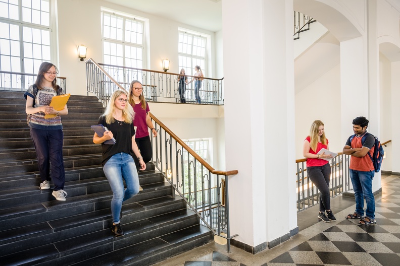 Studierende auf der Treppe im Seminargebäude