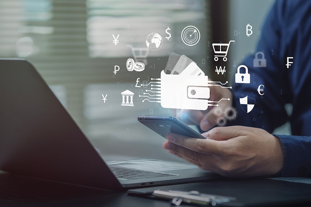 Nutzer hält Mobiltelefon mit Icons darum in den Händen