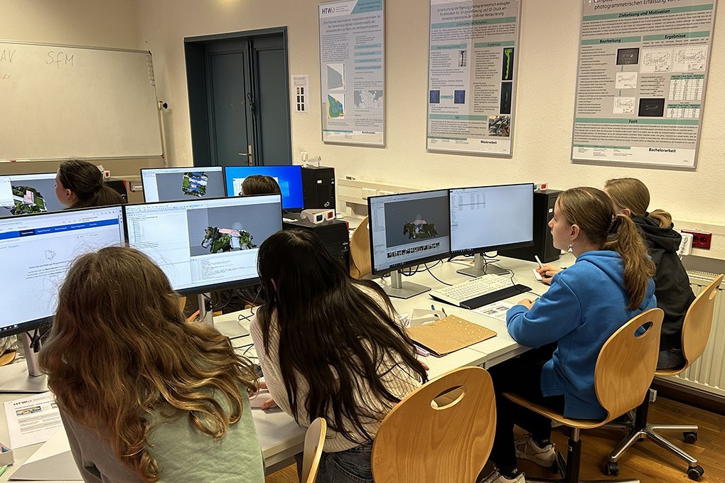 Schülerinnen im Labor der Geoinformation