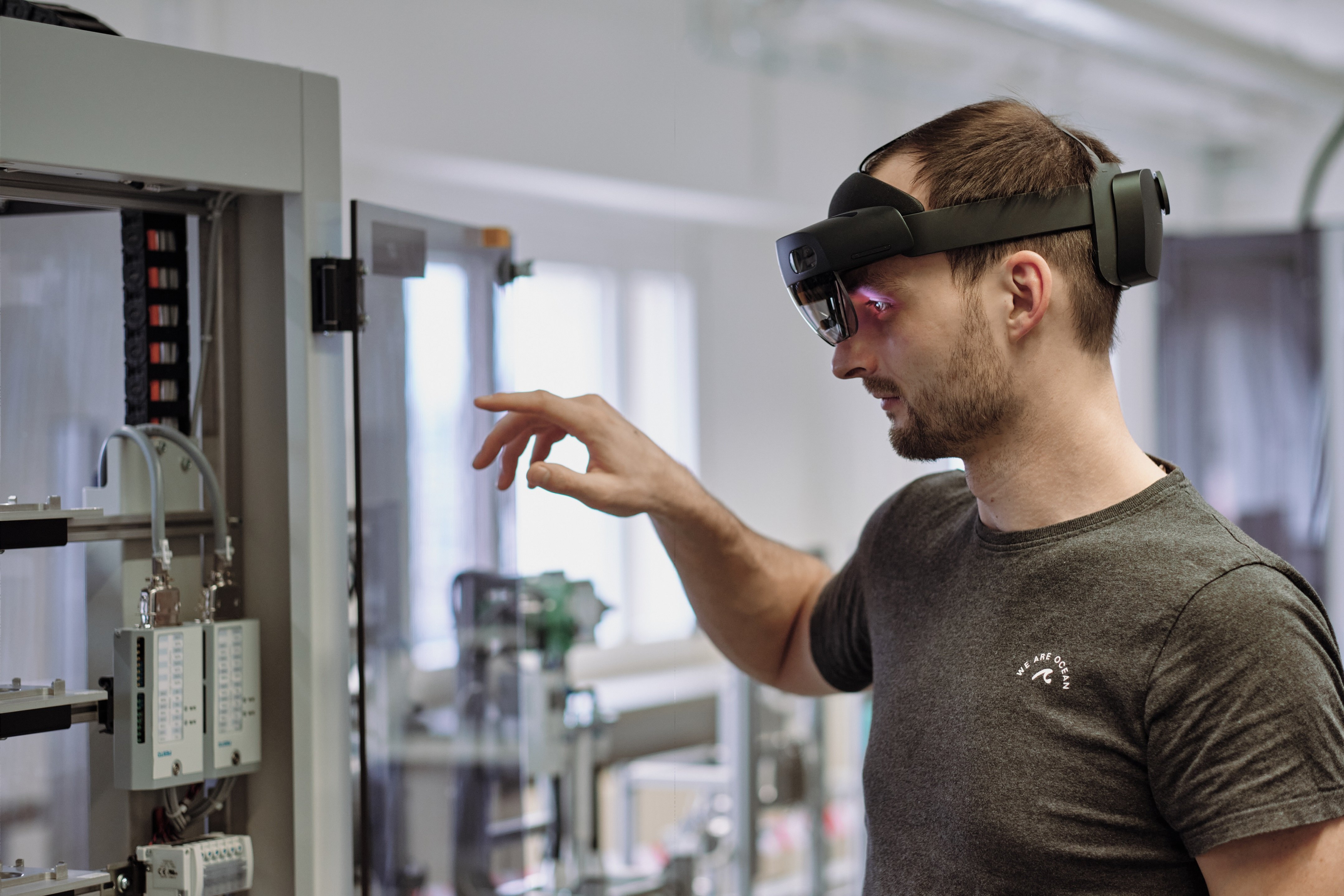 Mitarbeitender erhält über eine HoloLens Informationen zum Palettenregal