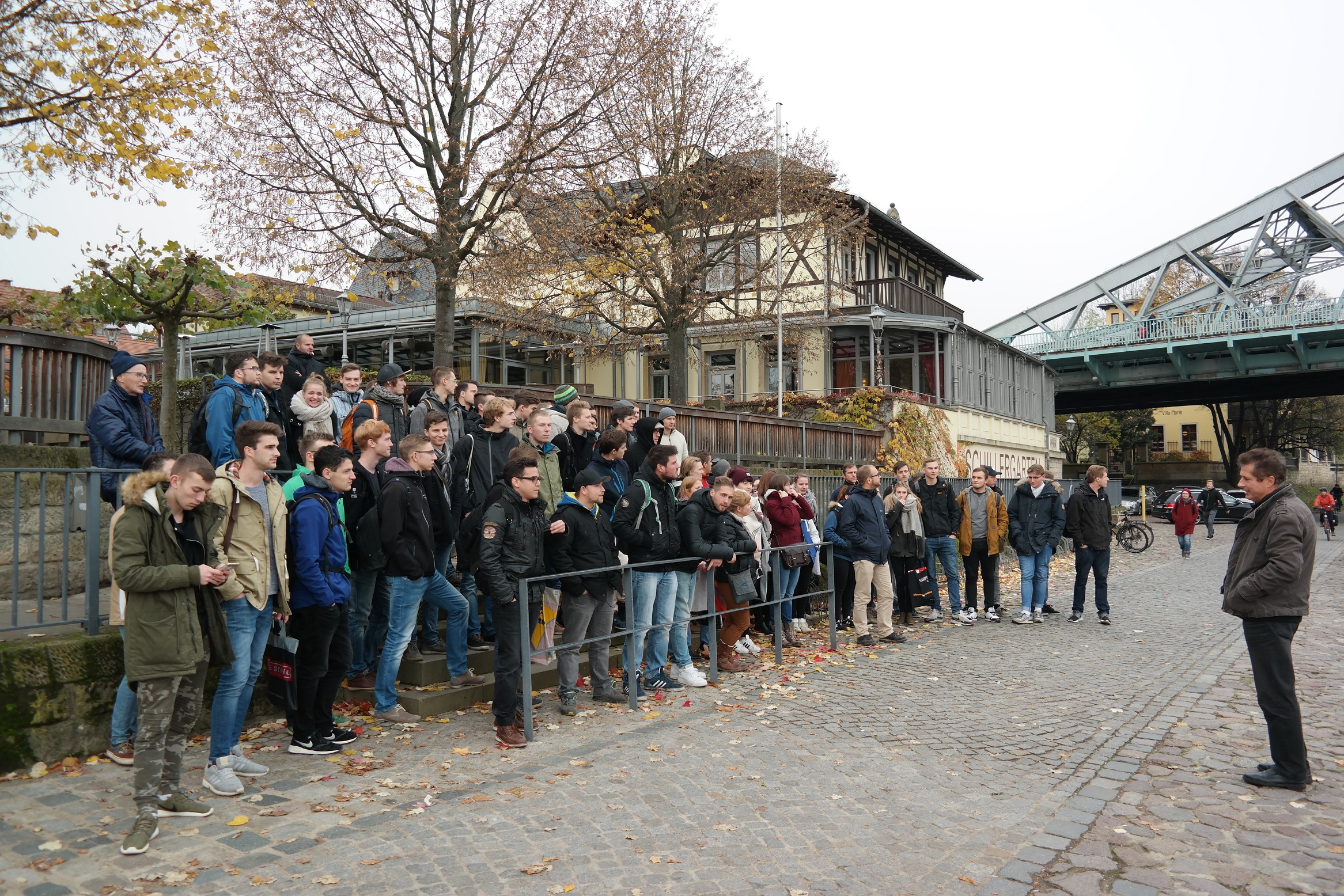 Studierende des 1. Semesters am Blauen Wunder