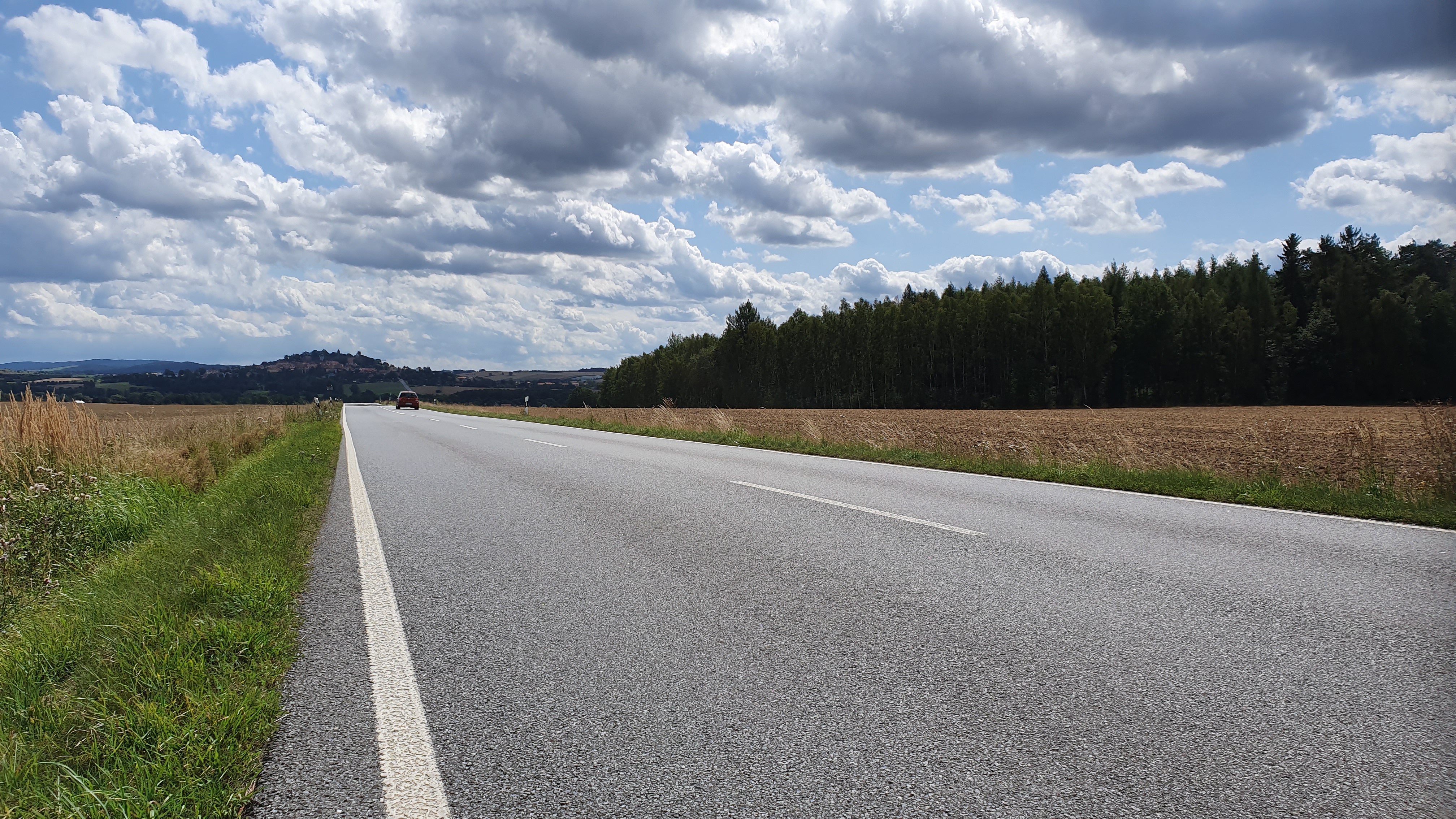Bundestraße mit Feldern im Hintergrund Burg Stolpen