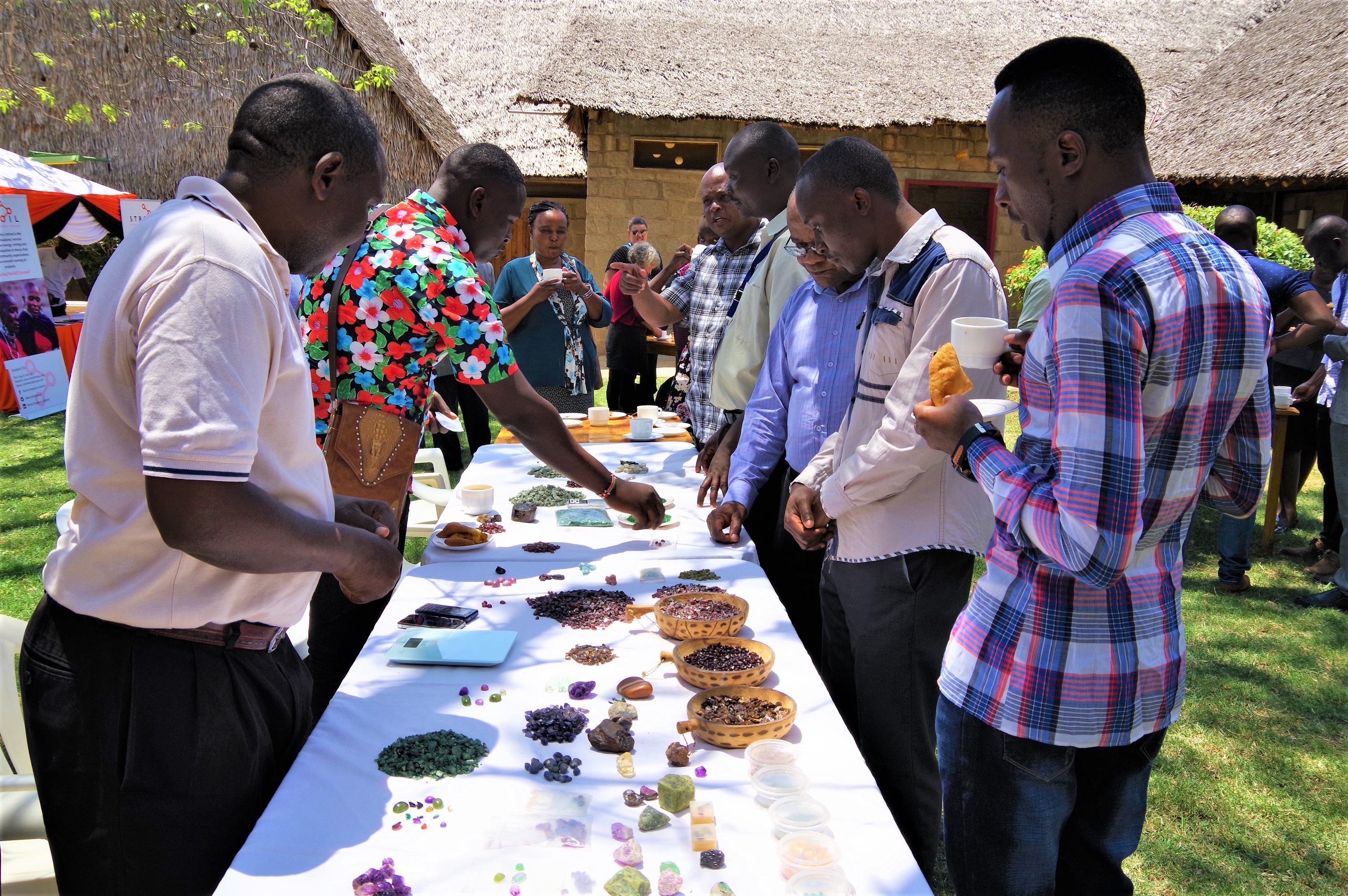 Während der 2. CEMEREM Konferenz zeigt die "Association of Small-Scale Miners"  Edelsteine aus der Taita Taveta Region