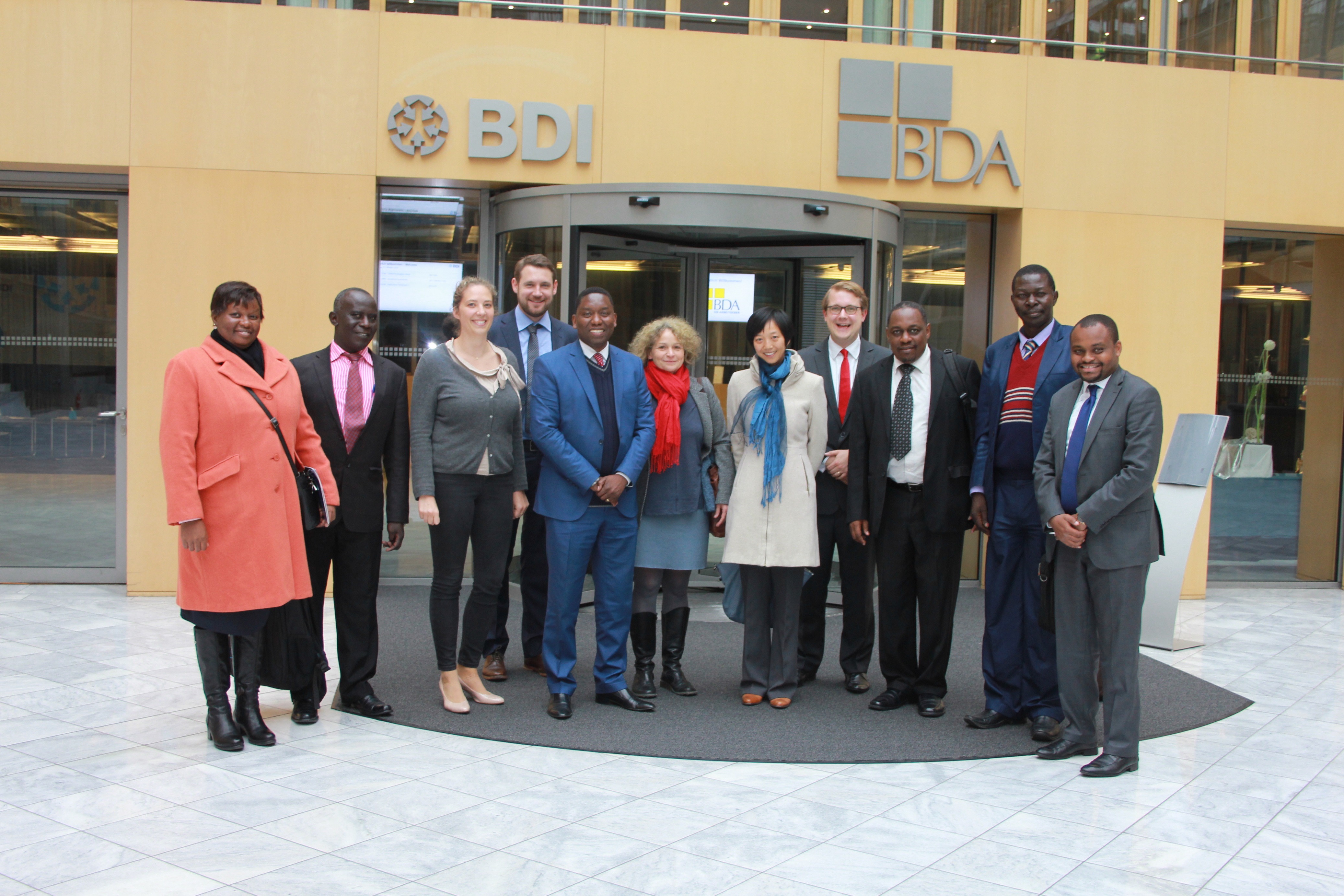 Delegation aus Kenia vor dem BDI-Gebäude