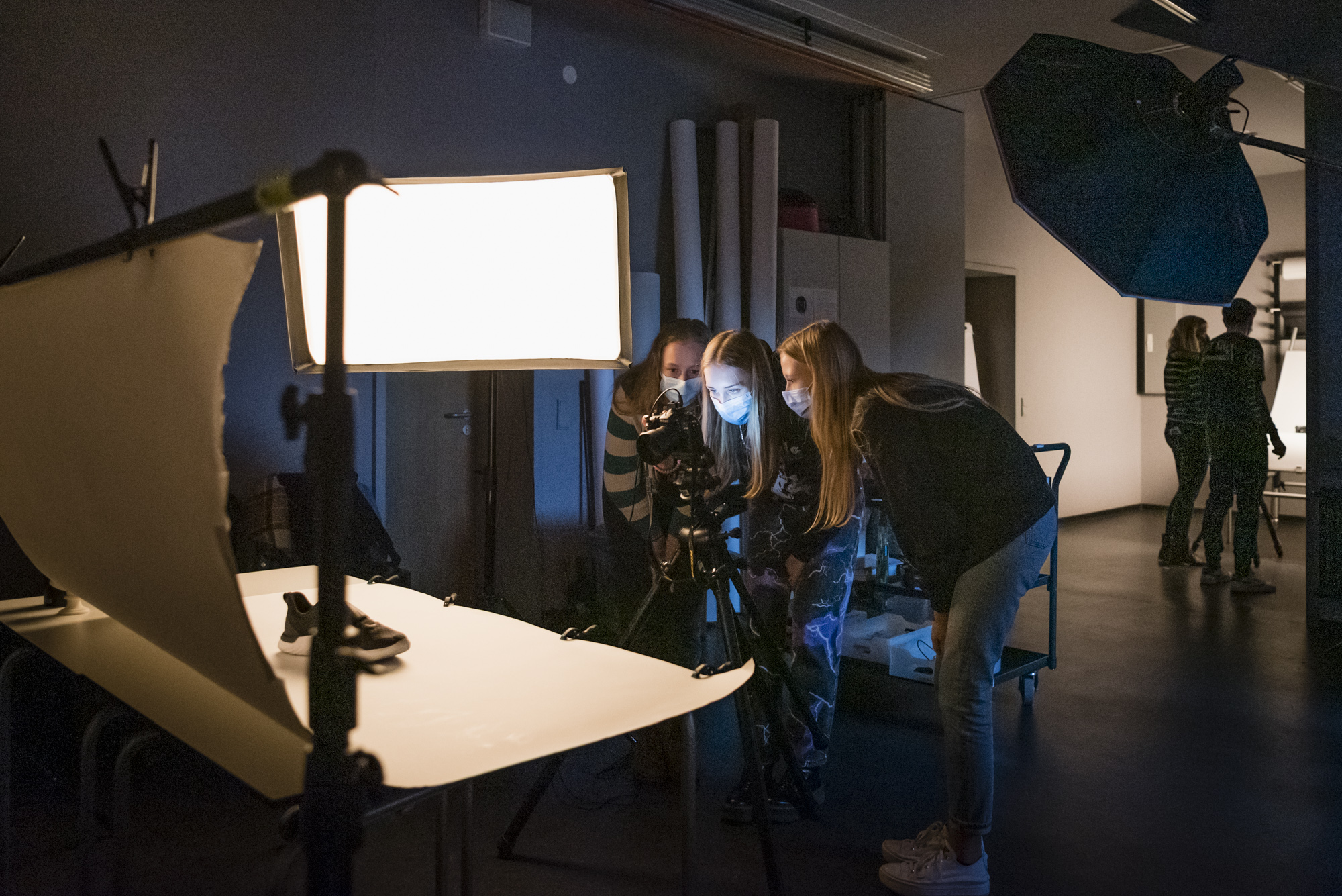 Studierende im Fotostudio