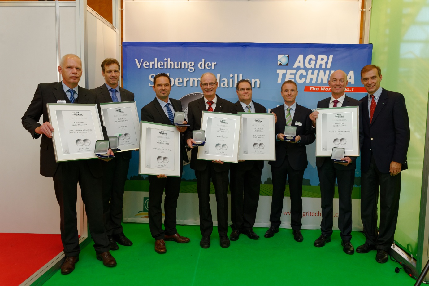 Das Konsortium bei der offiziellen Übergabe der Silbermedaillen, Foto: AGRITECHNICA