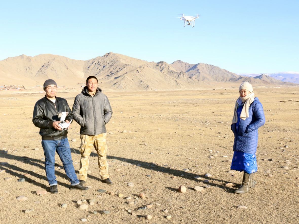Copter flight of the ruins of the Manchu military garrison Uliastai, Zavkhan aimag, Mongolia, September 2020. Doctoral student Enkhtuul Chadraabal (Kiel University) and Mongolian cooperation partners from Mongolian Academy of Sciences (Photo: G. Odmagnai) Copter flight of the ruins of the Manchu military garrison Uliastai, Zavkhan aimag, Mongolia