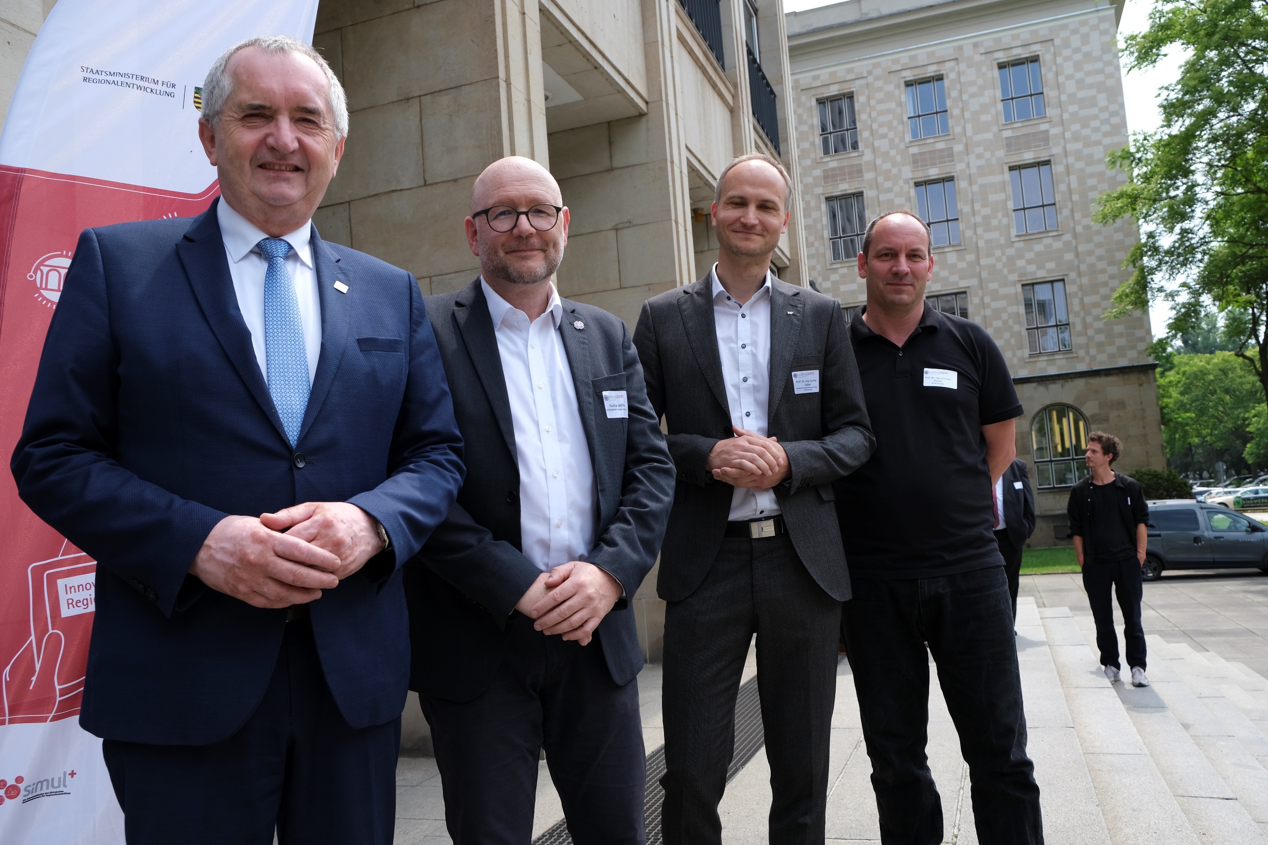 Staatsminister Thomas Schmidt, Gunther Wölfle (Geschäftsführer von buildingSMART), Prof. Dr.-Ing. Gunther Göbel, Prorektor für Forschung und Transfer der HTW Dresden, Prof. Dr.-Ing. Christian Clemen (HTW Dresden, Fakultät Geoinformation)