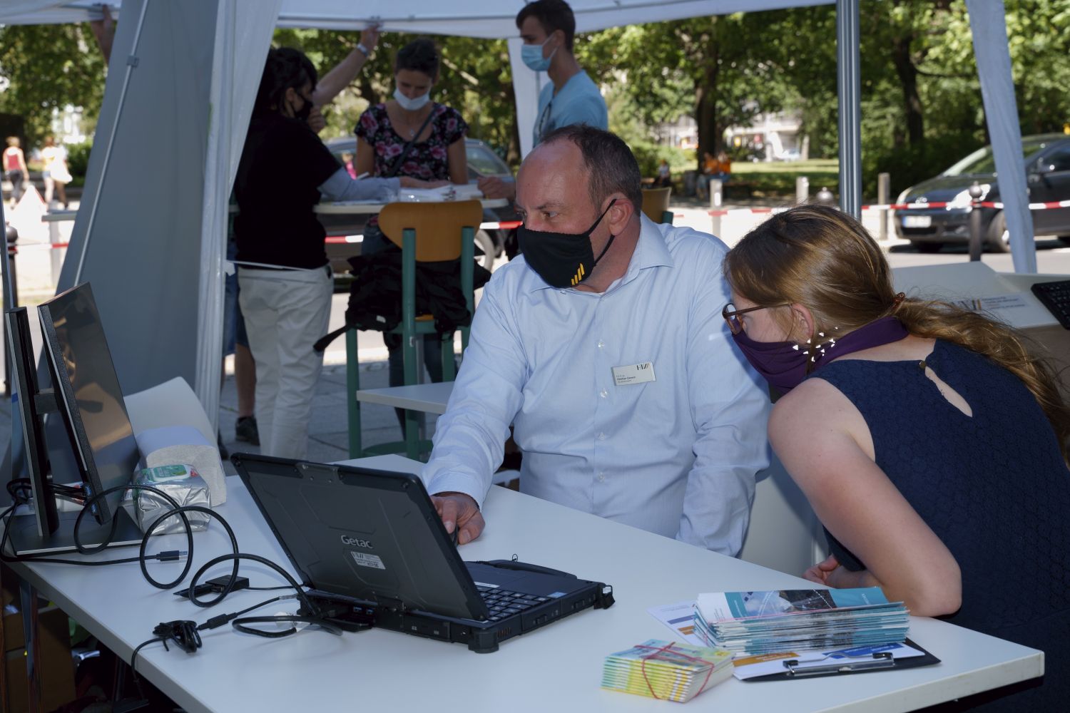 Herr Prof. Dr.-Ing. Christian Clemen und eine Studentin beim Campustag am 04.07.2020