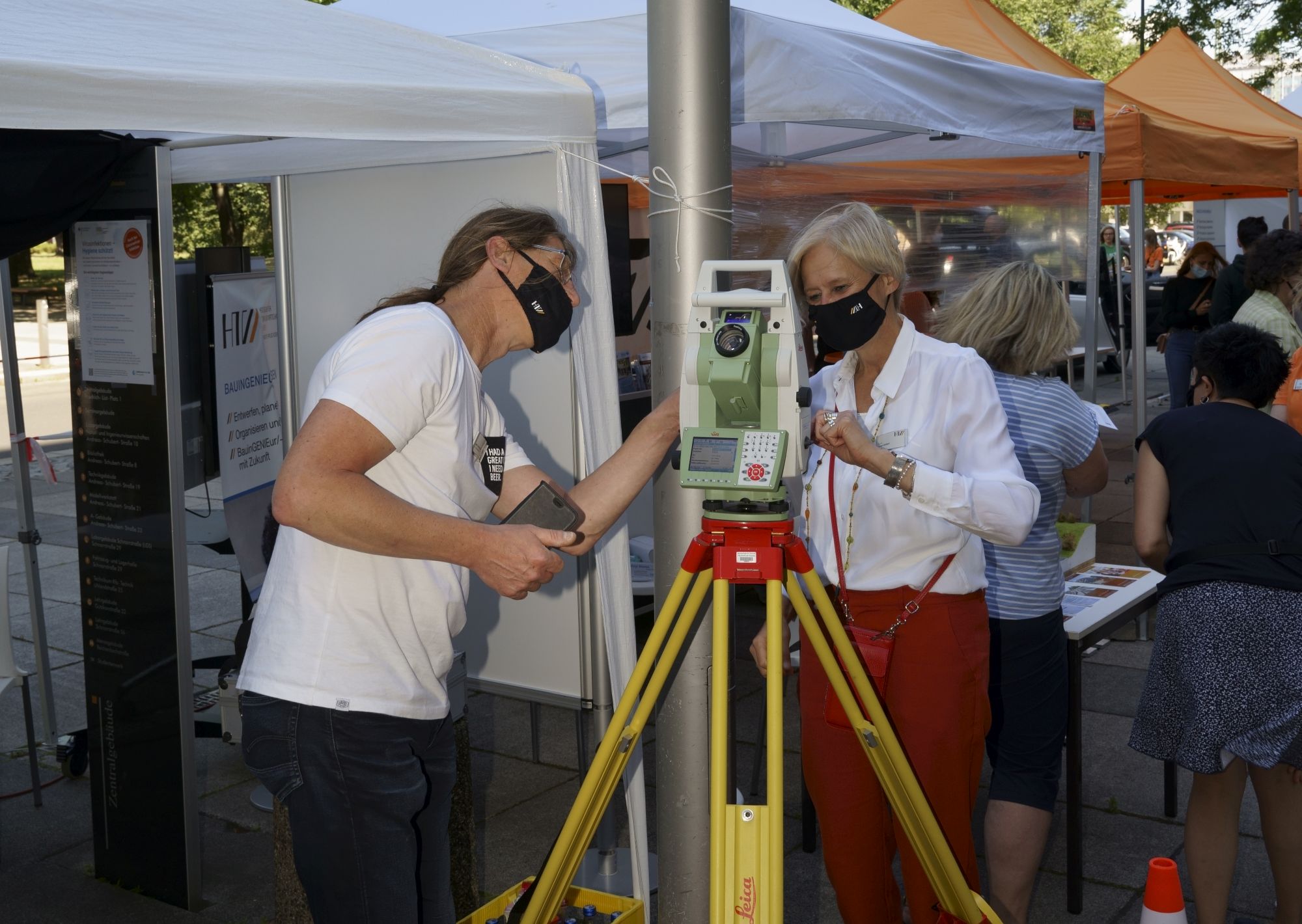 Herr Steinborn und Frau Prof. Dr. rer. nat Katrin Salchert (Rektorin) beim Campustag am 04.07.2020