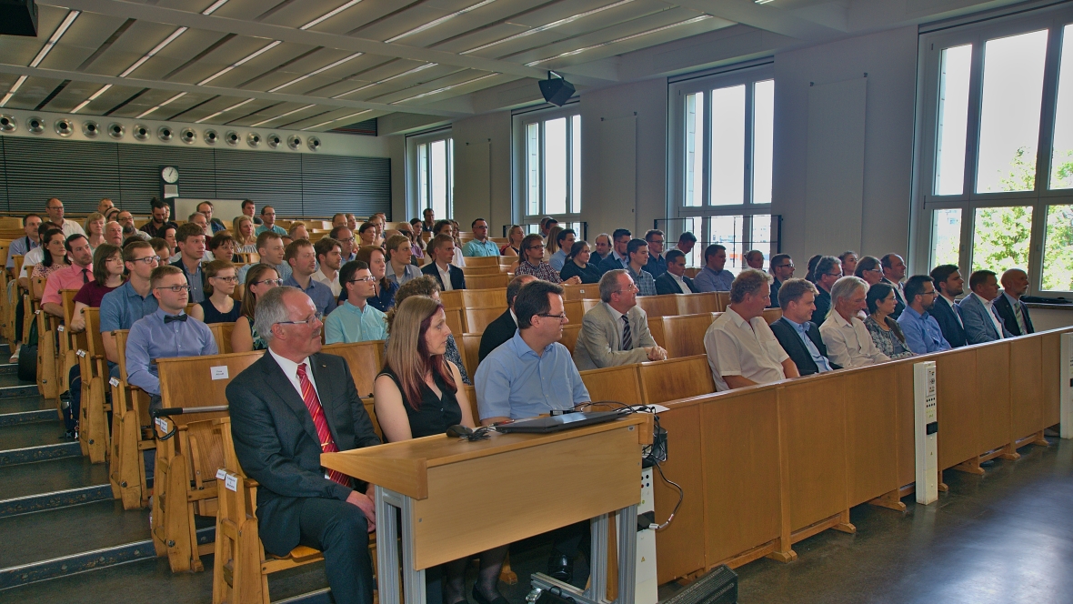 Studenten und Professoren im Hörsaal