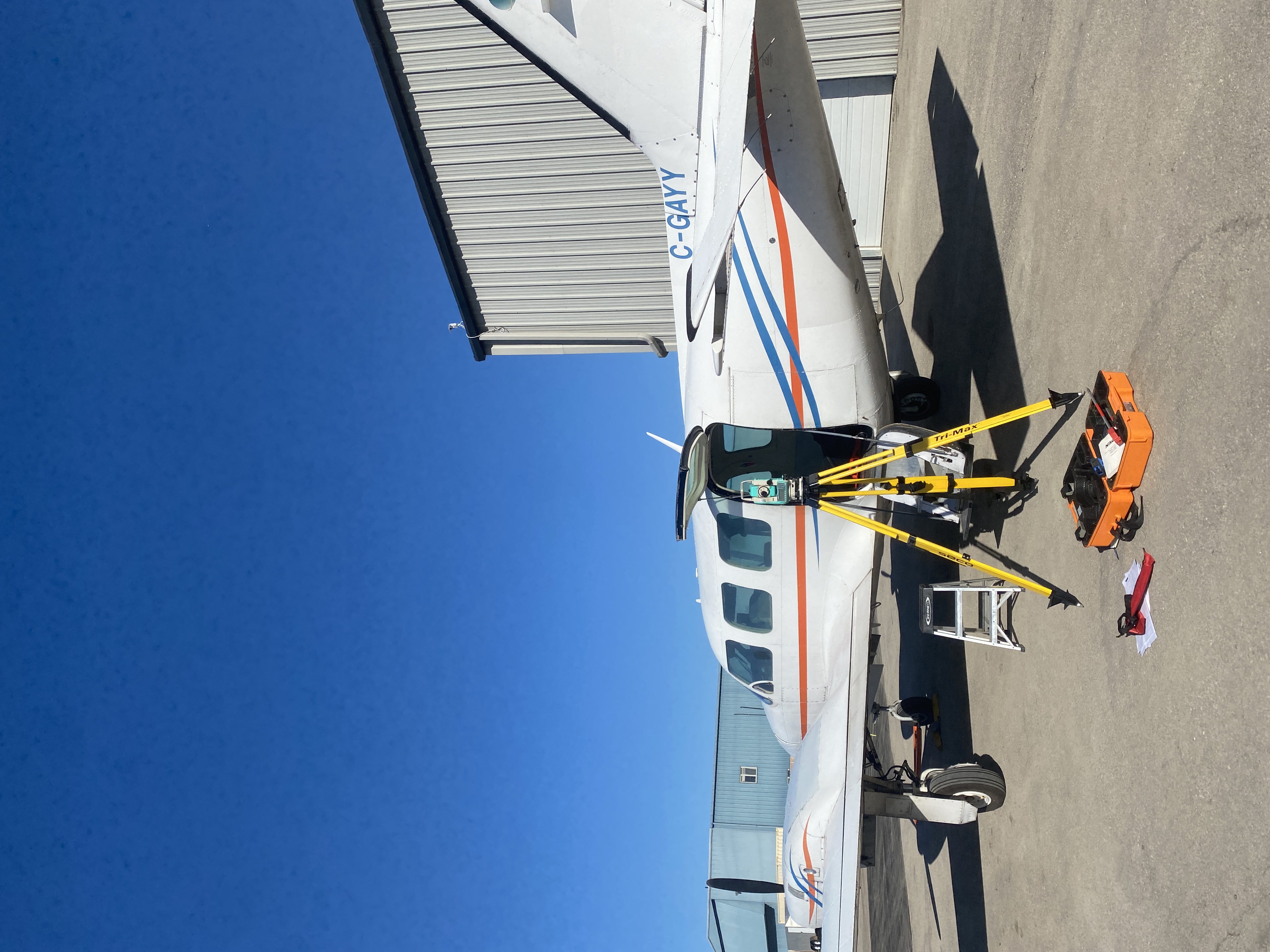 Flugzeug mit Tachymeter