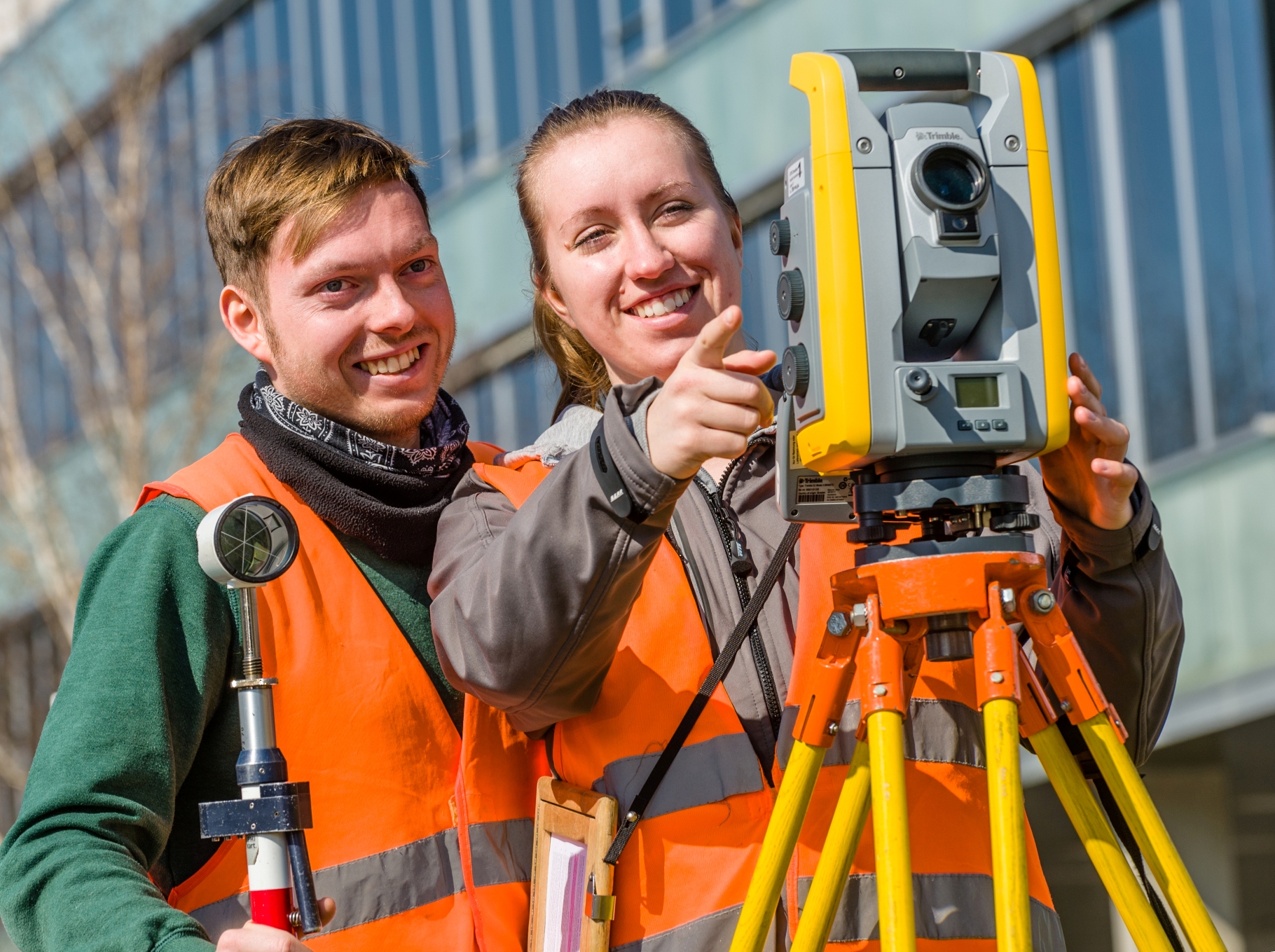 Studierende während einer Vermessungsübung