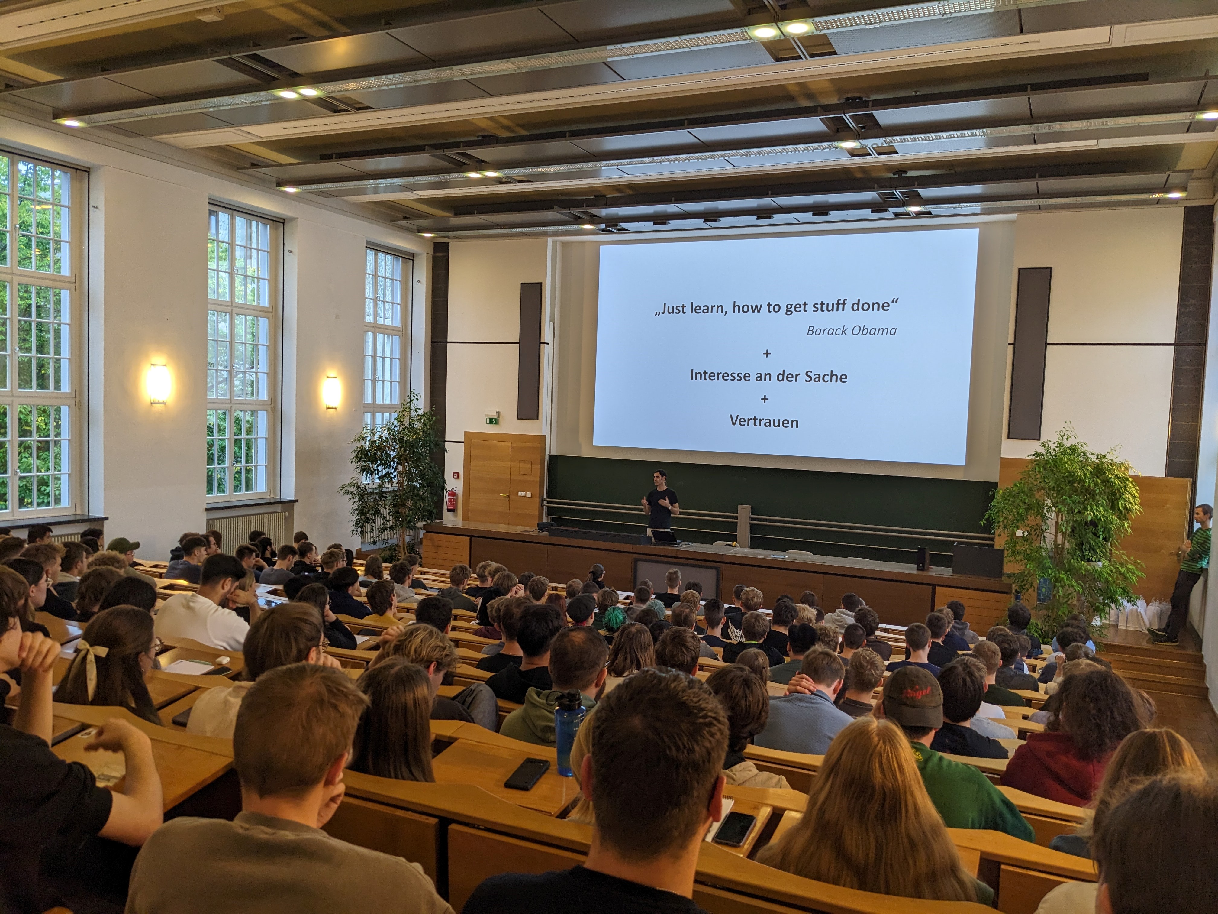 Blick von hinten in den vollen Hörsaal