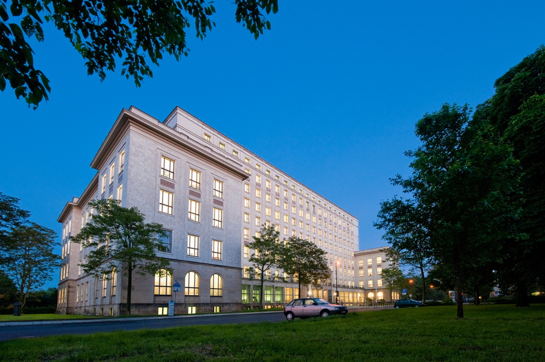 Das erleuchtete Zentral-Gebäude der HTW Dresden am Friedrich-List-Platz Z Gebäude