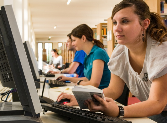 Studierende am PC