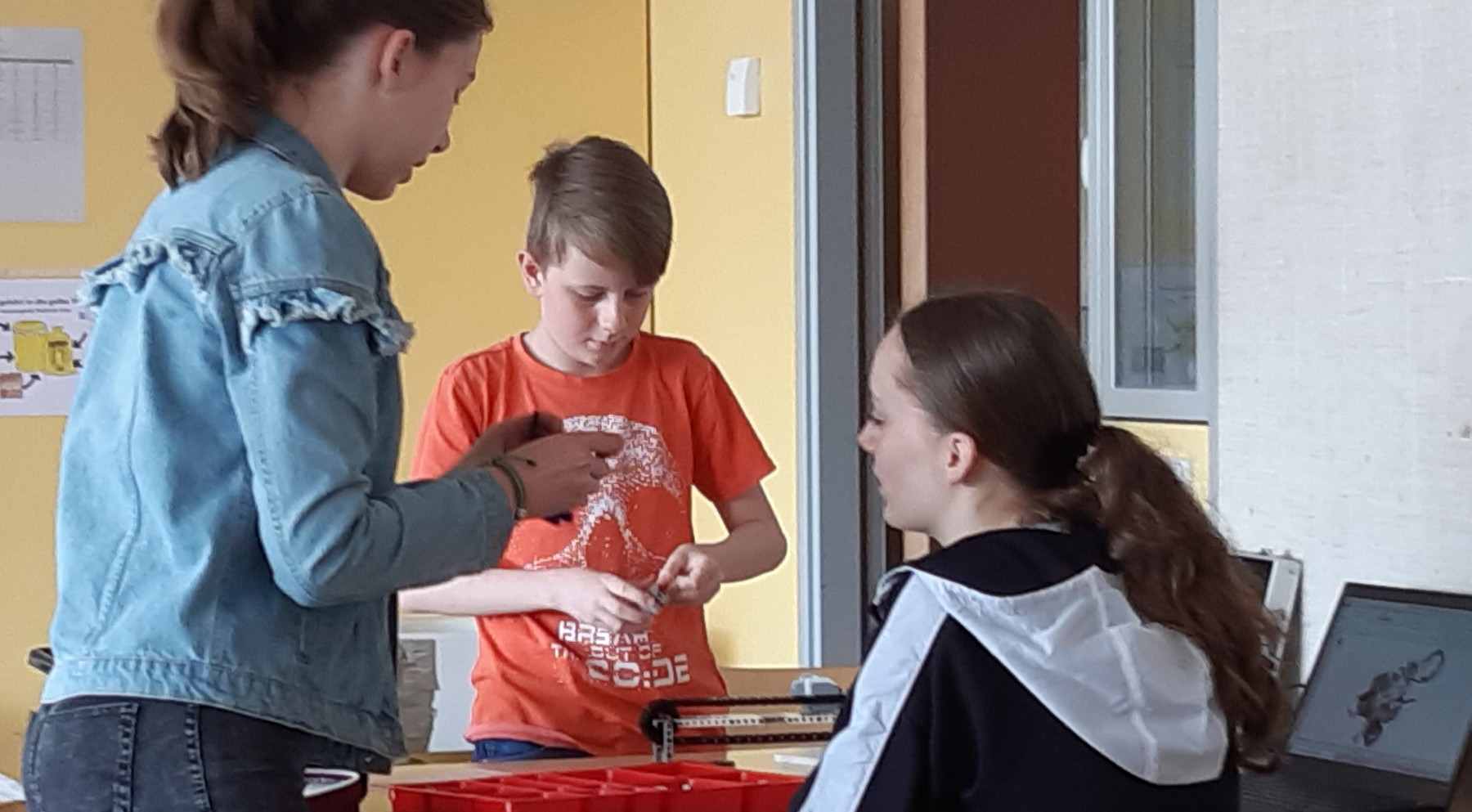 Schülerinnen und Schüler beim Robotic Camp