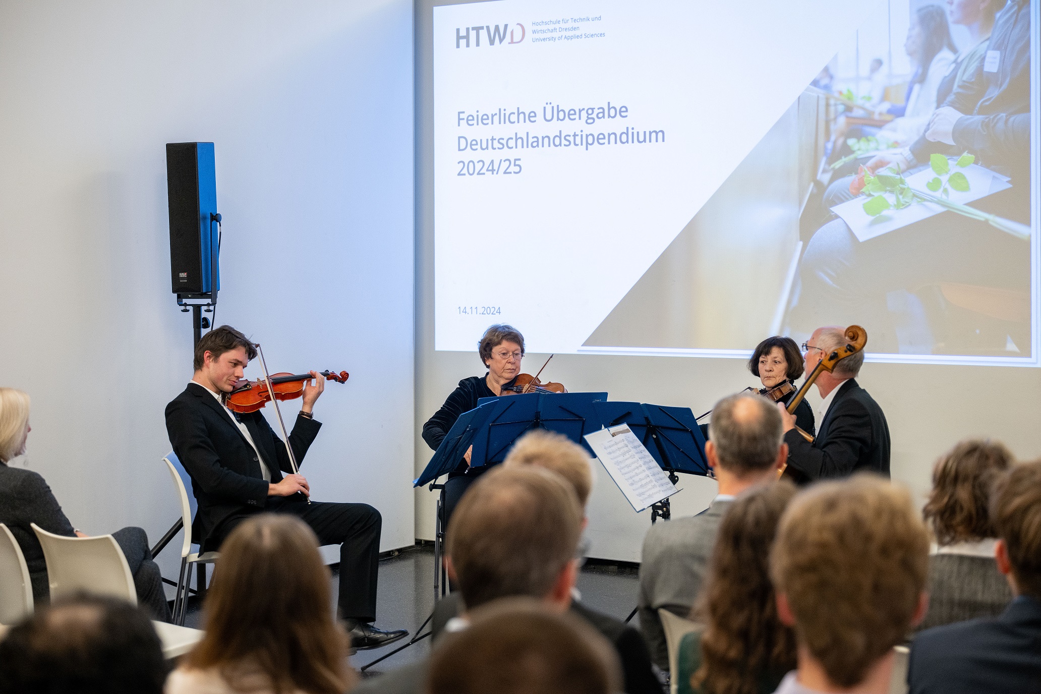 Spielendes Orchester bei der feierlichen Übergabe
