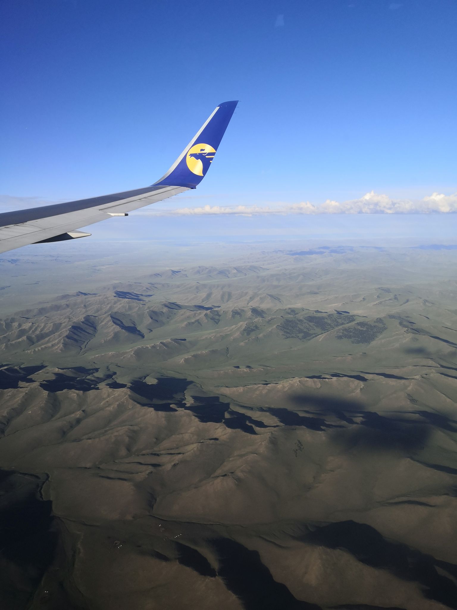 Das Bild zeigt einen Blick aus dem Flugzeug über die mongolische Steppe