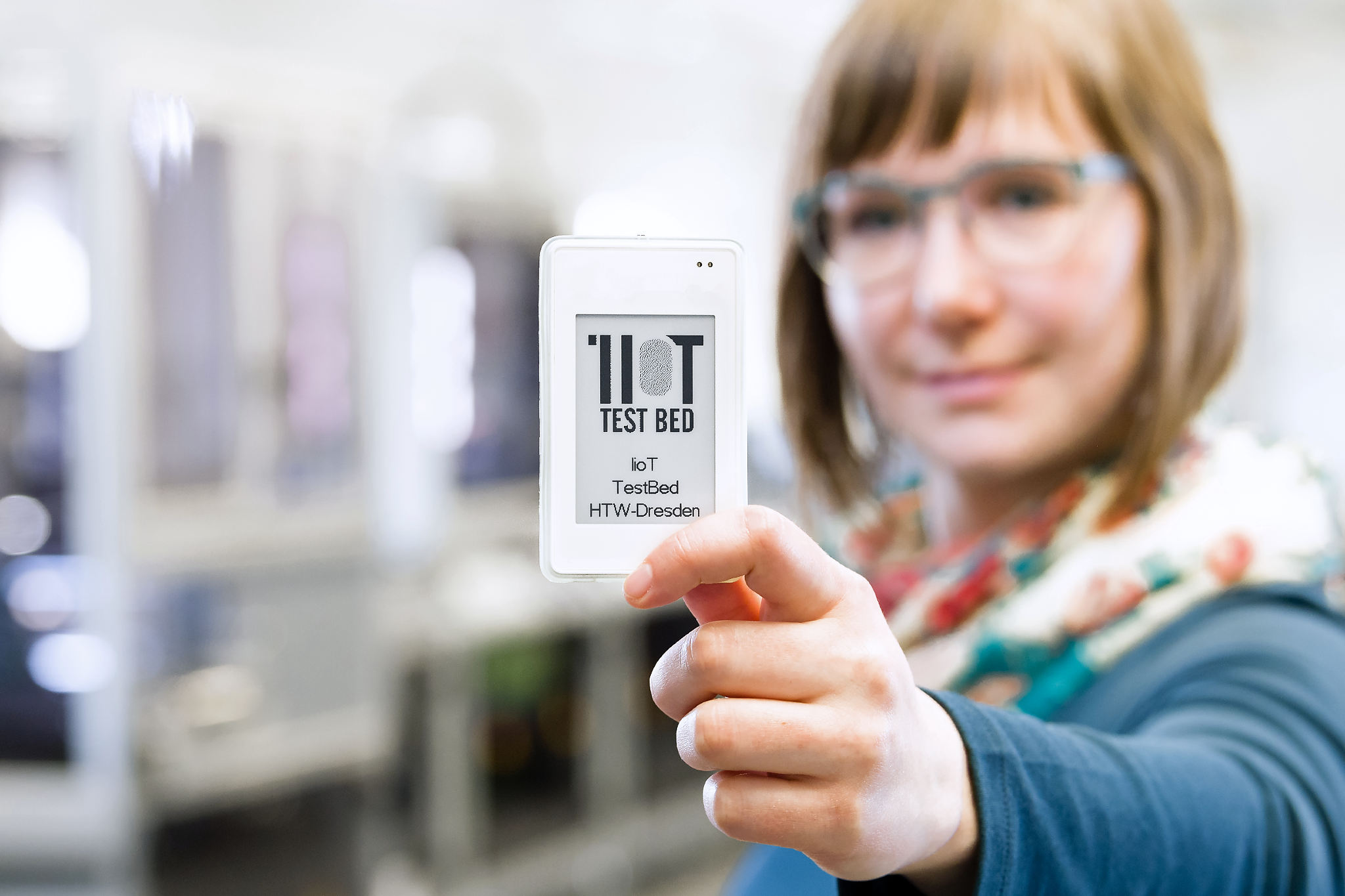 Teresa Kleber präsentiert das Indoor-RTLS-System von ZigPos im Industrial IoT Test Bed Technische Beschreibung sowie Angebote und Leistungen rund um die Modellfabrik