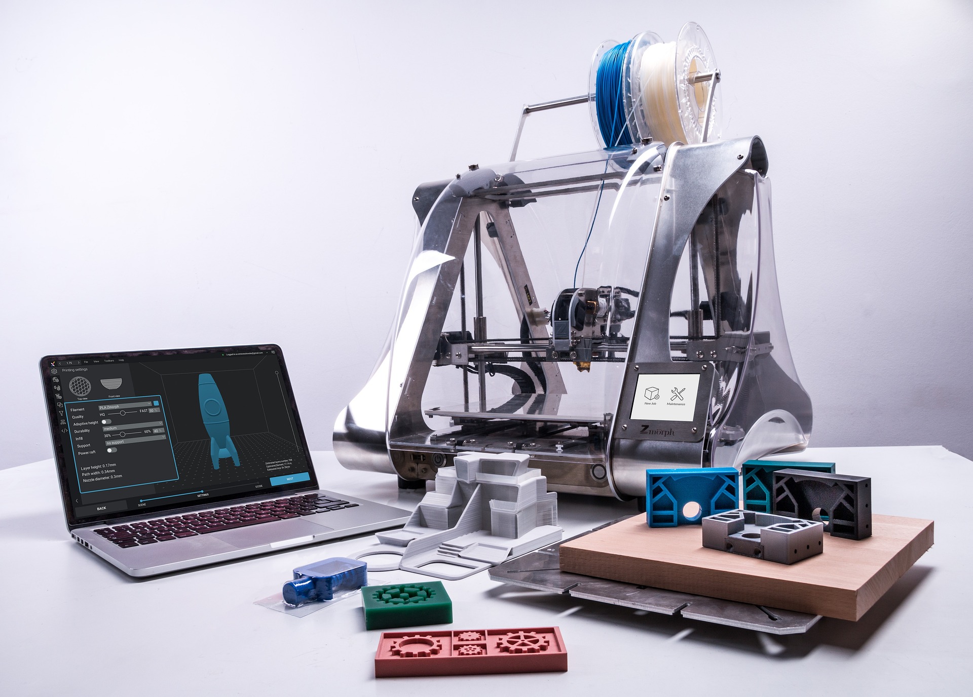 3D Drucker Laptop und Probedrucke auf einem Tisch
