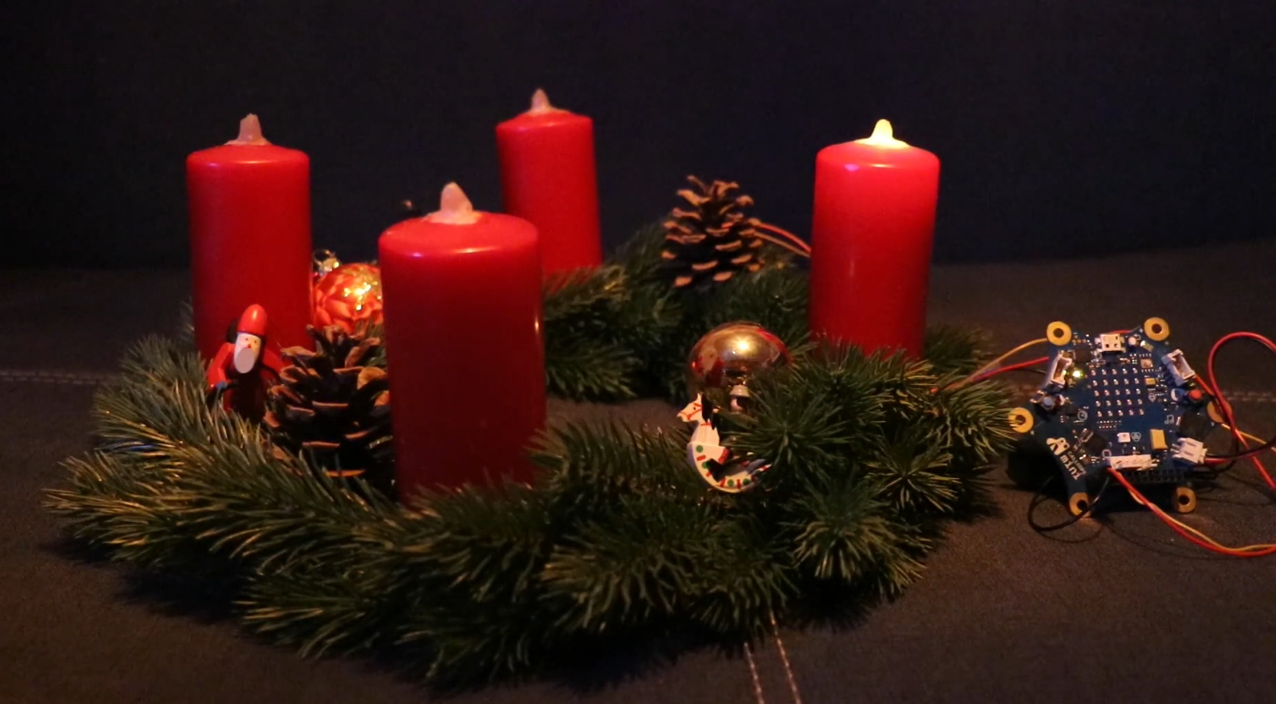 Adventskranz mit digitalen Kerzen und Calliope