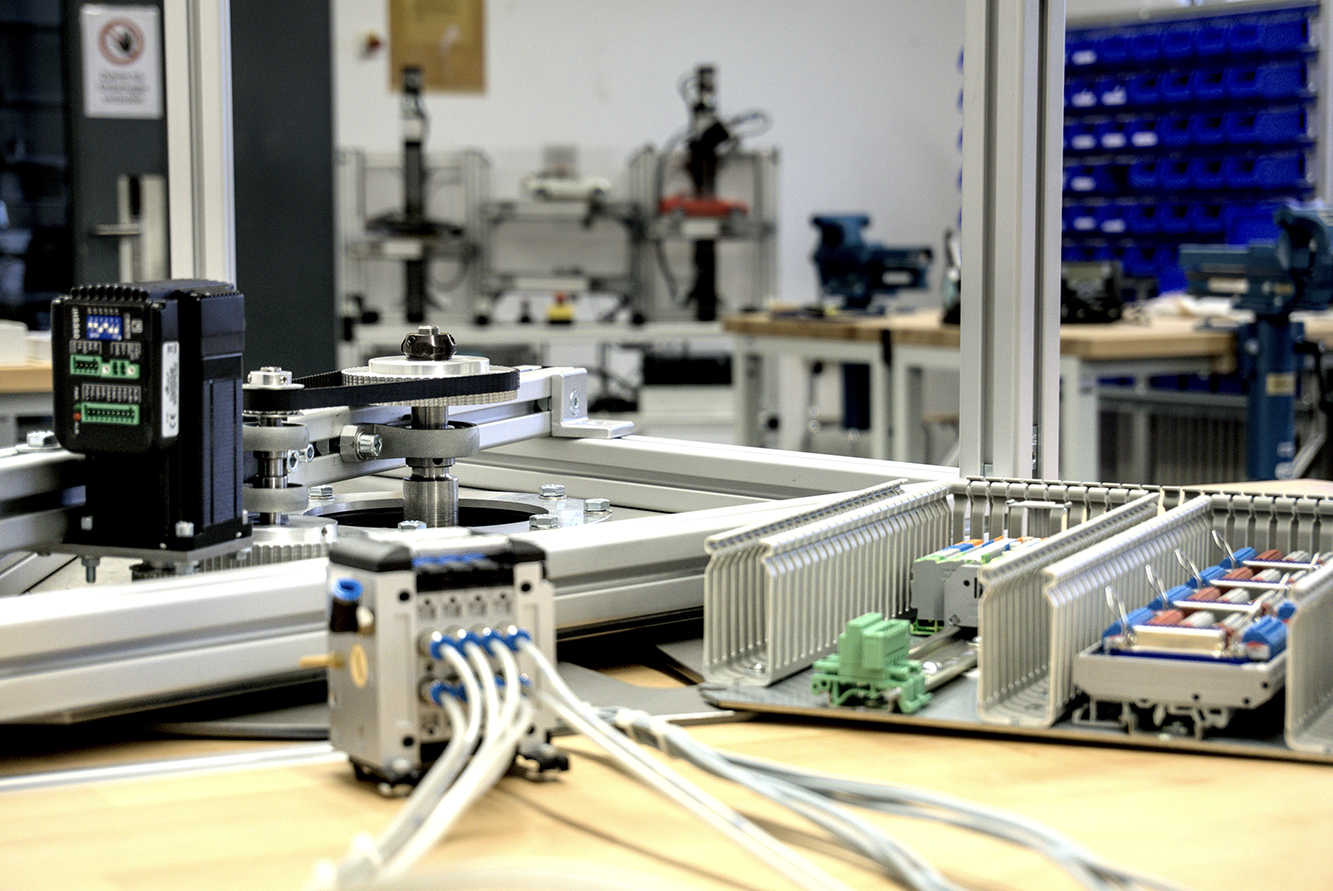 [Translate to English:] Einblick in die Lab X Werkstatt. Bauteile und Maschinen sind sichtbar.