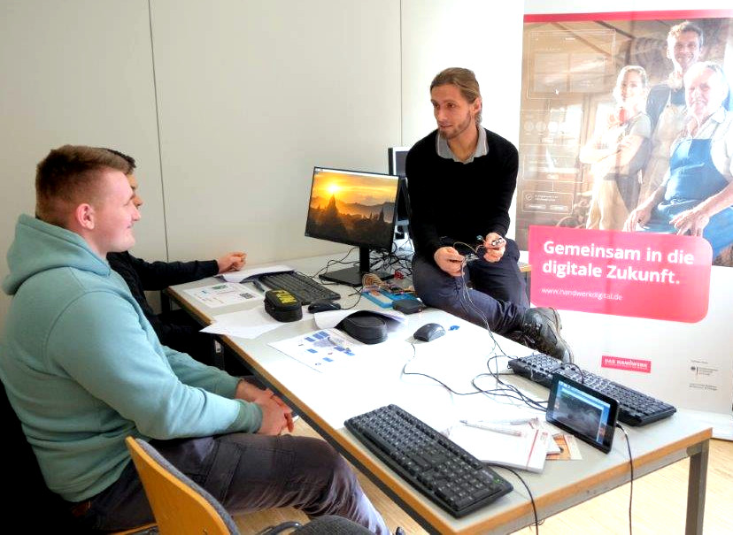 Martin Schmidt im Gespräch mit Teilnehmenden des Workshops