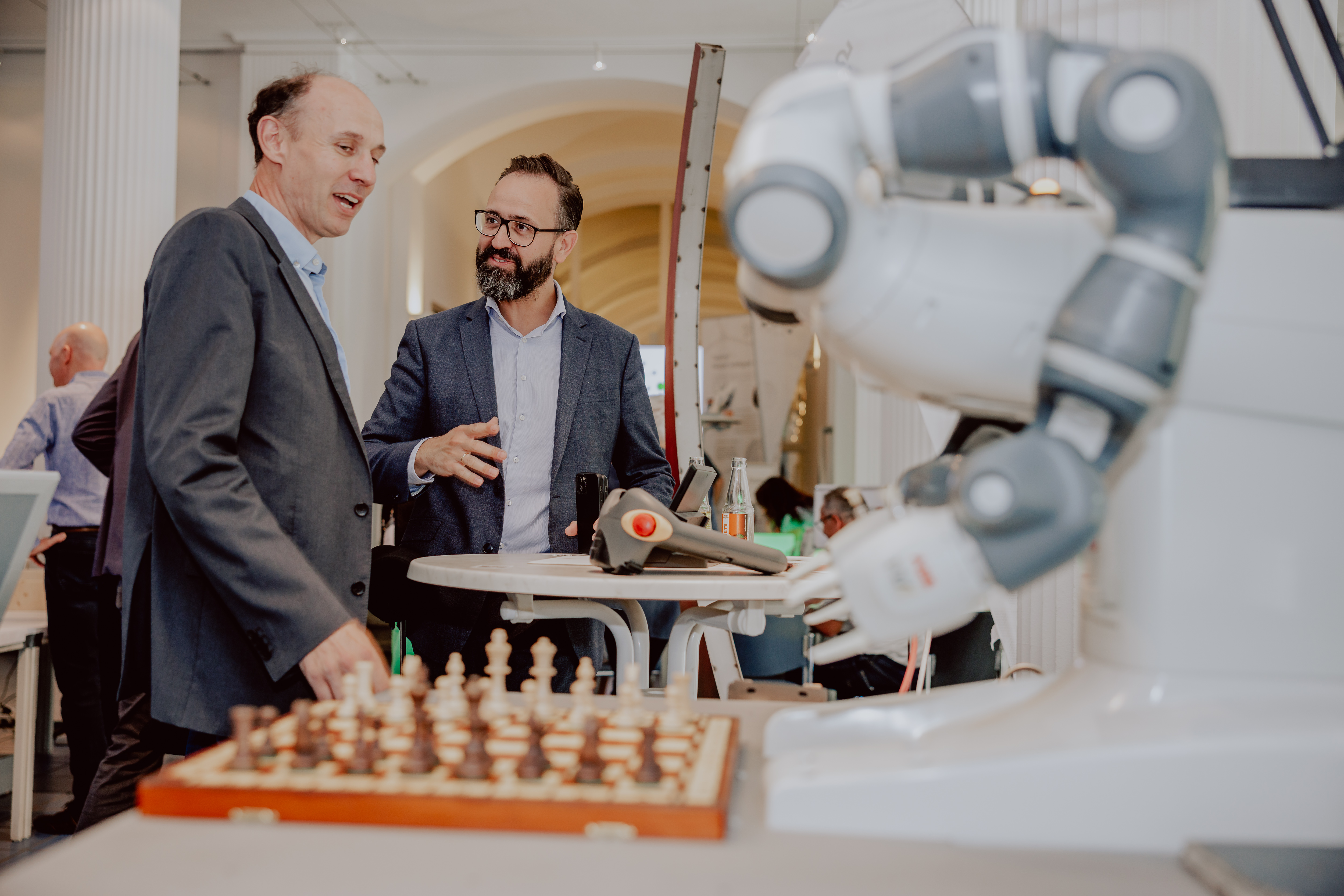 kollaborativer Roboter Yumi spielt Schach beim offenen Regierungsviertel
