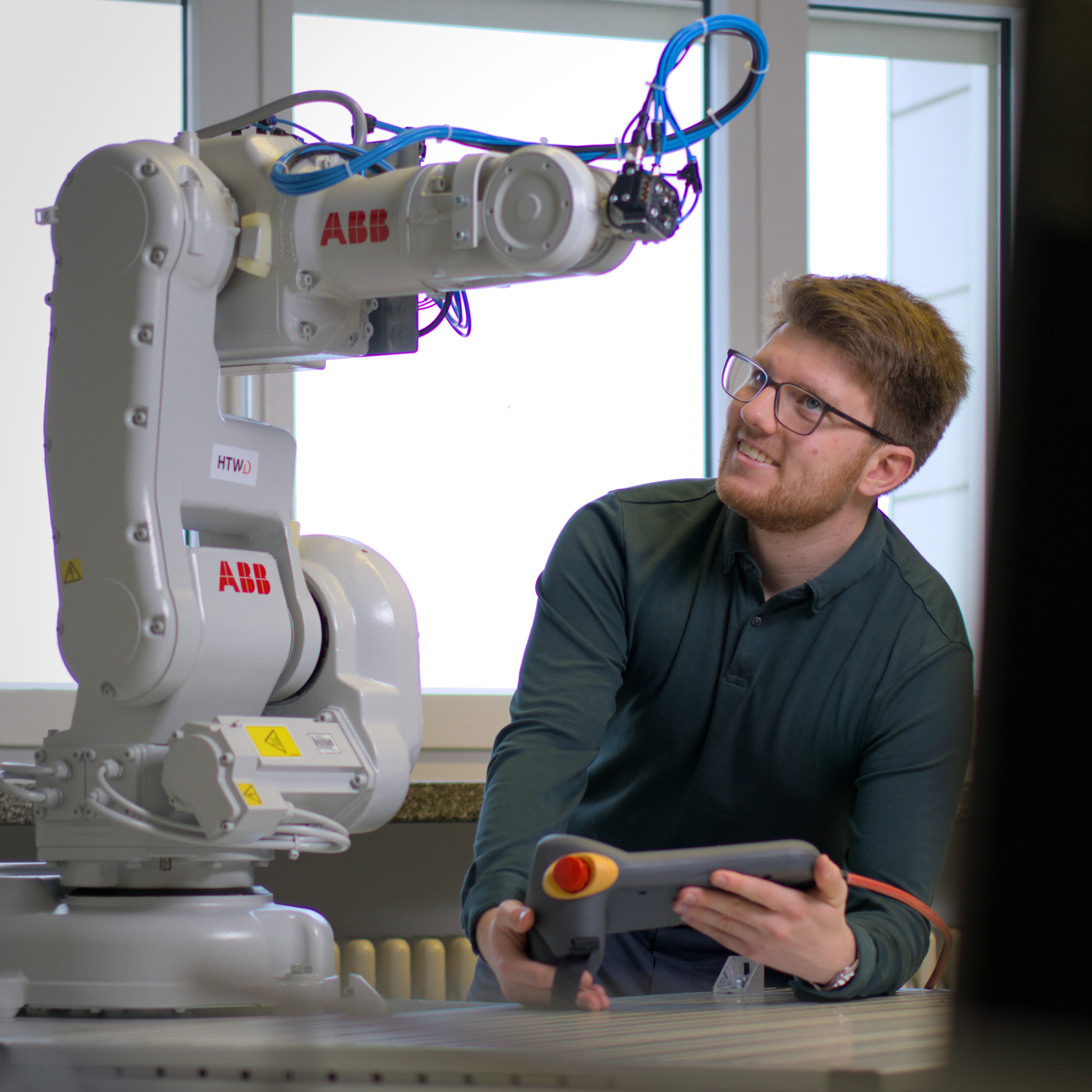 Philipp Seiler am ABB Roboter