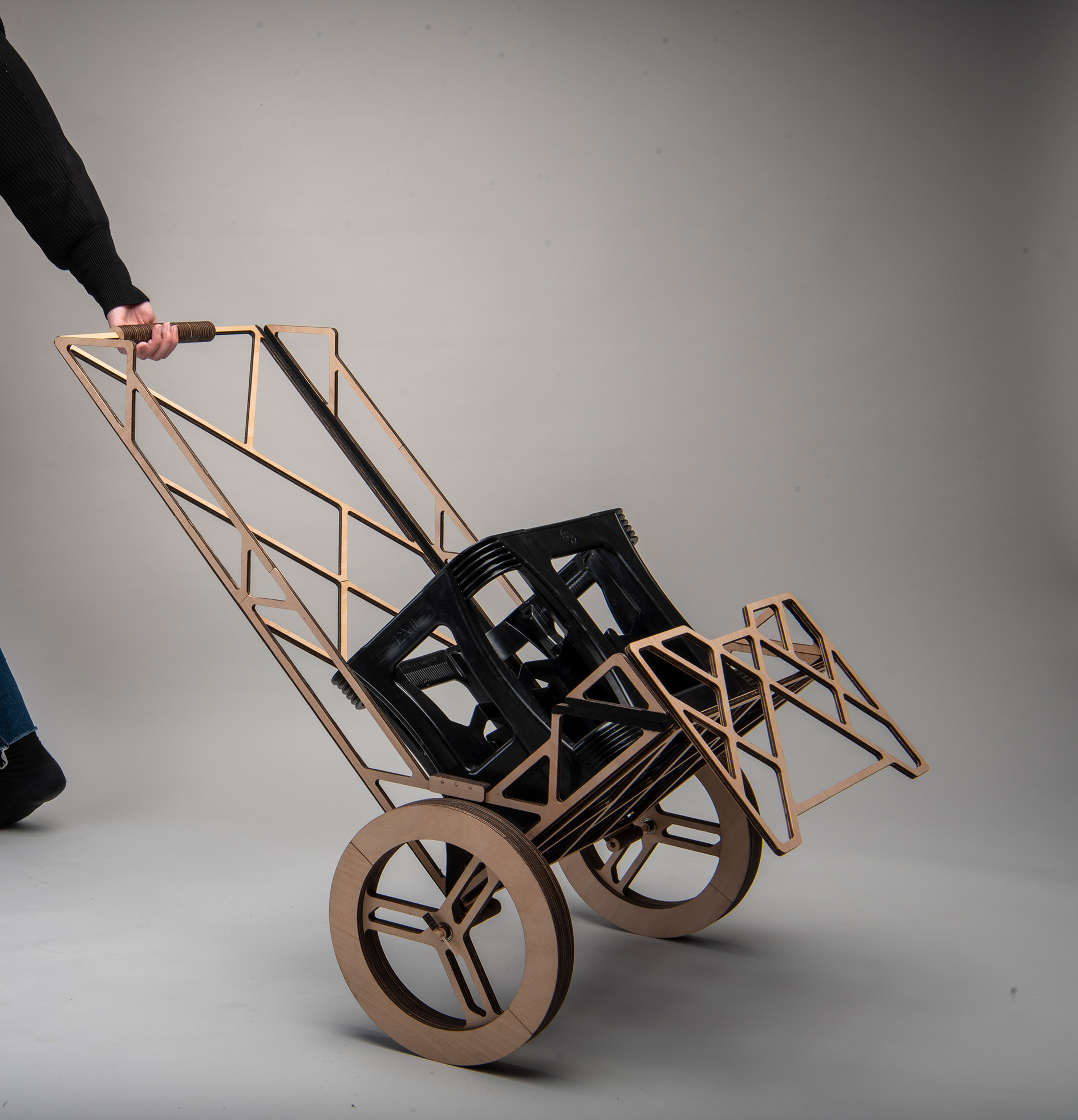 ein neuartiger Falt-Trolley ist zu sehen, er wird von einer Hand gezogen