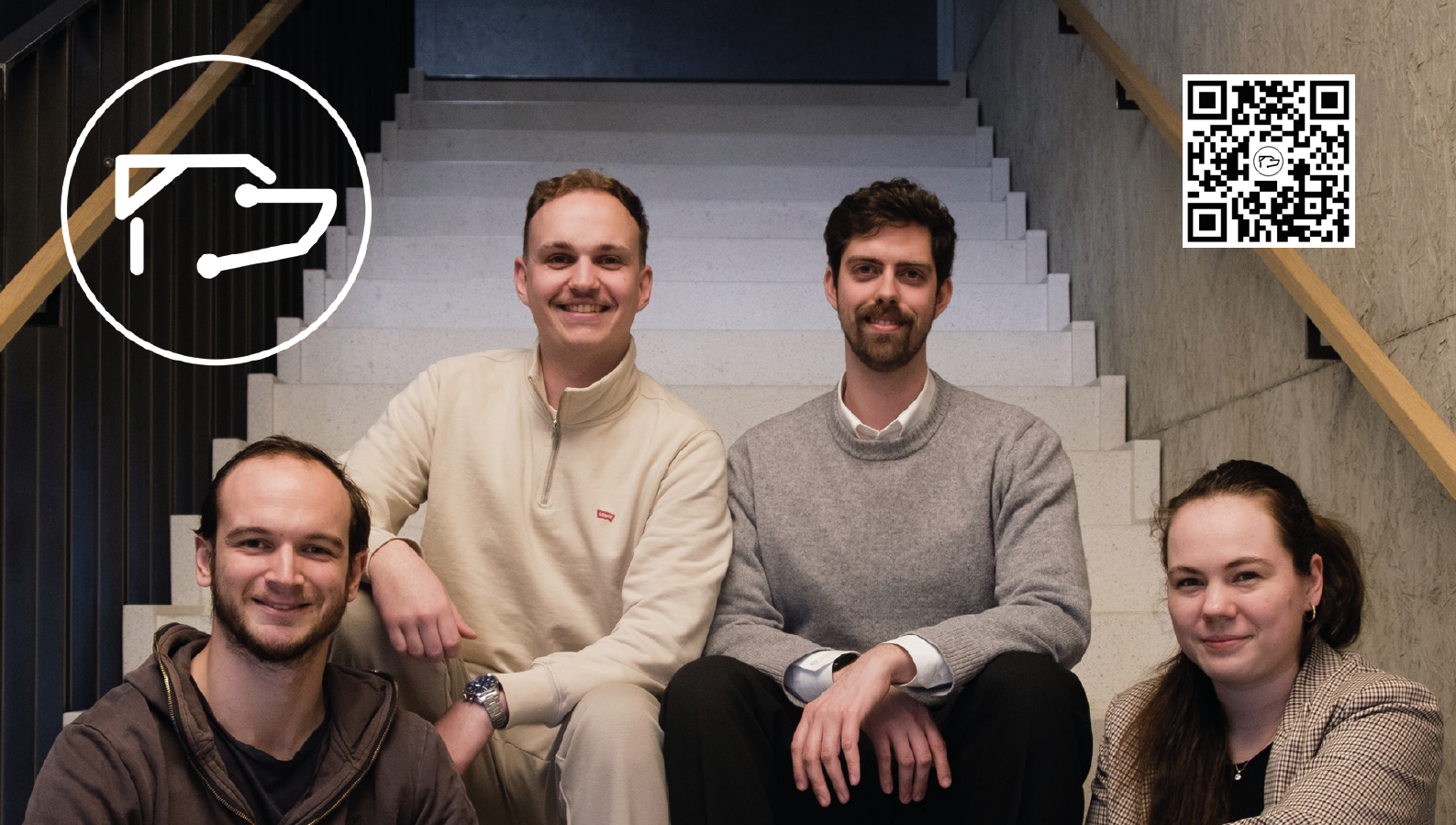 Das Bild zeigt das Team von Robdog in einem Treppenhaus sitzend
