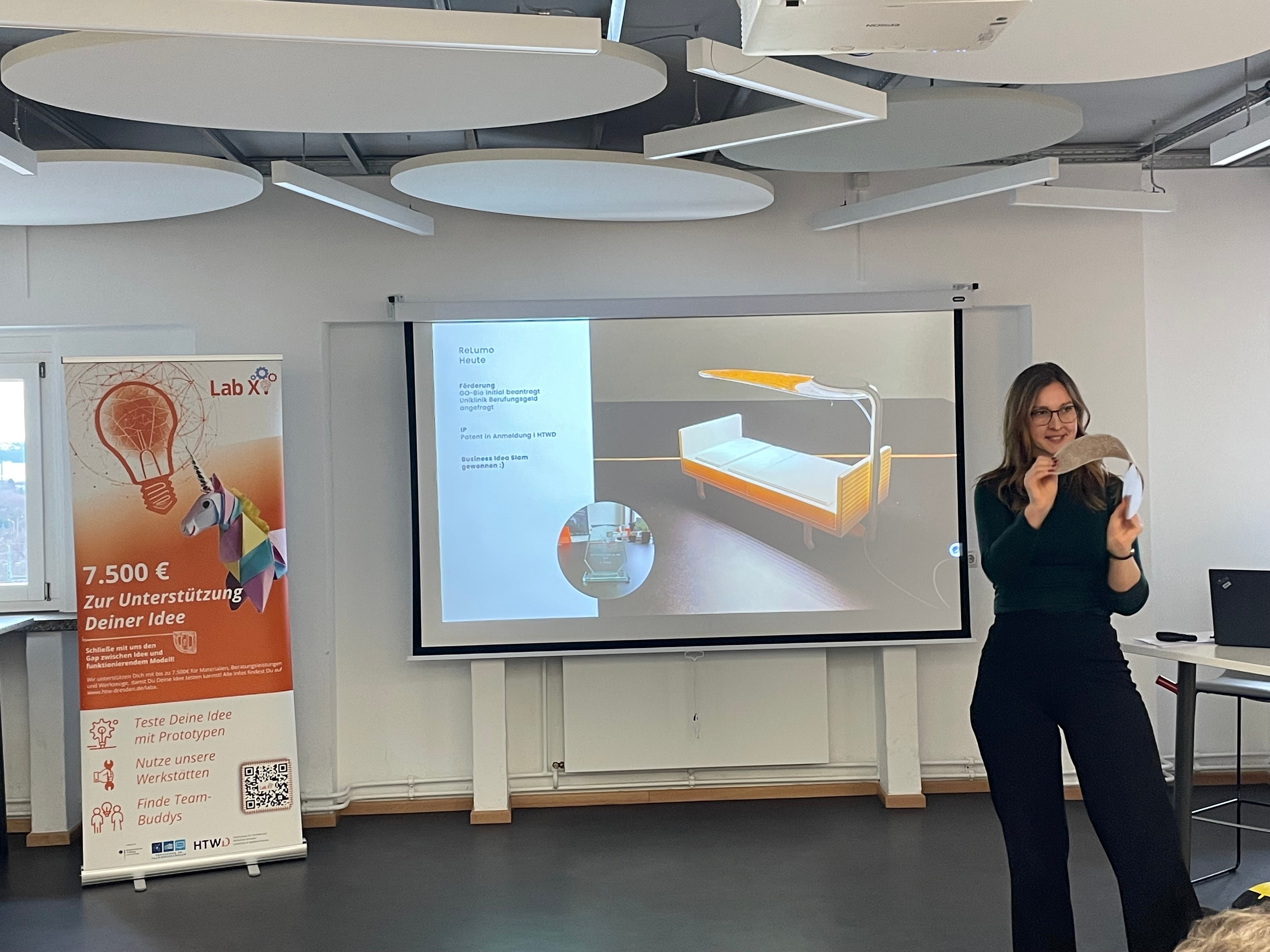 Diana Dill präsentiert ihr Projekt Relumo und führt den Prototypen vor.