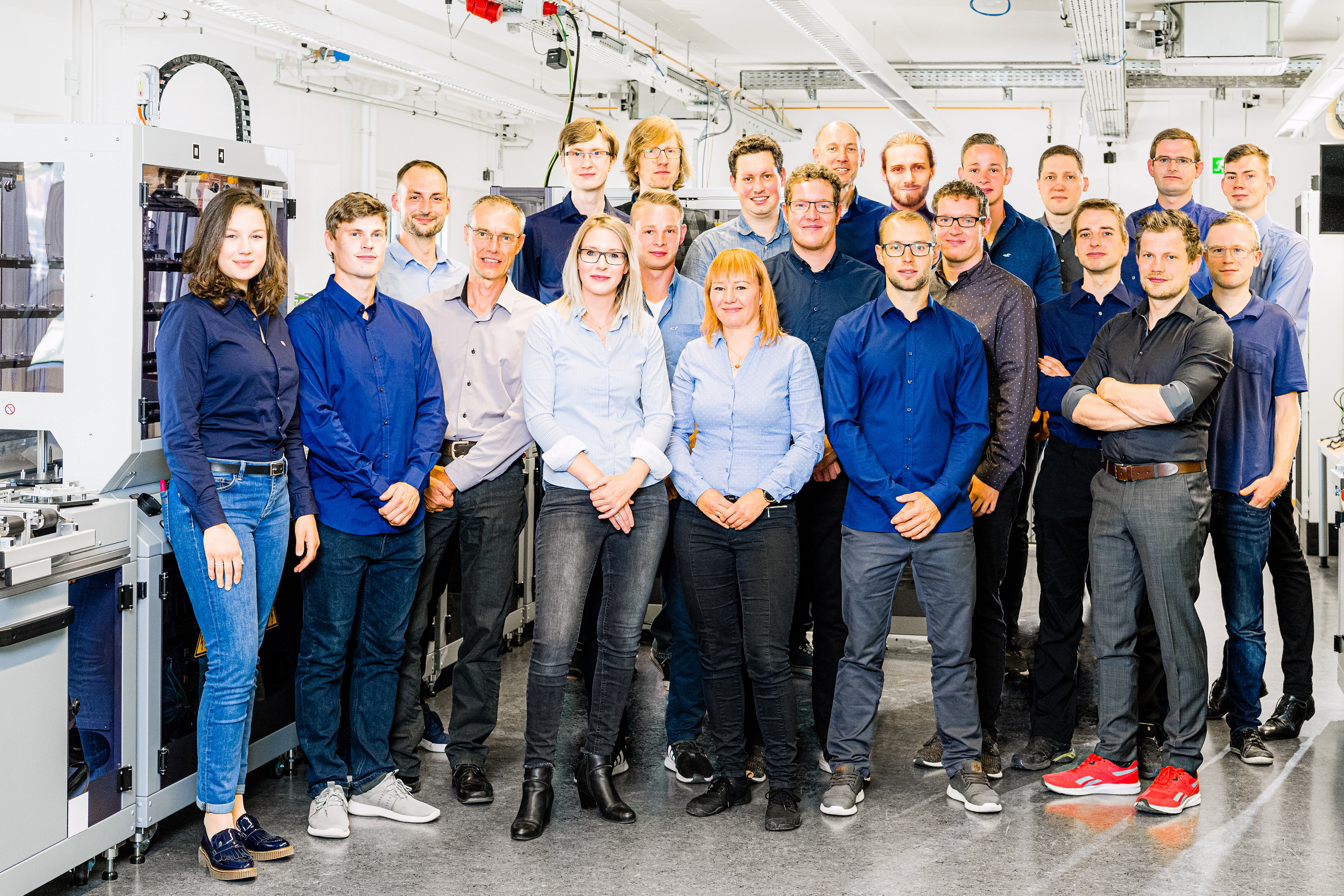 Die Arbeitsgruppe Smart Production Systems vor der Modellfabrik