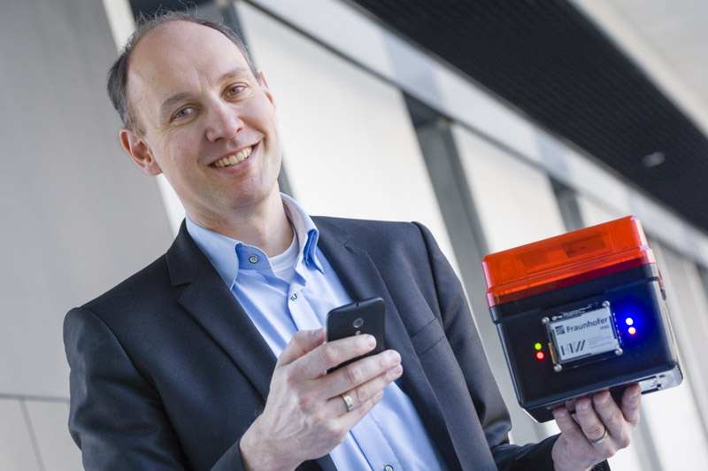 Prof. Reichelt hält intelligente Materialbox in der Hand