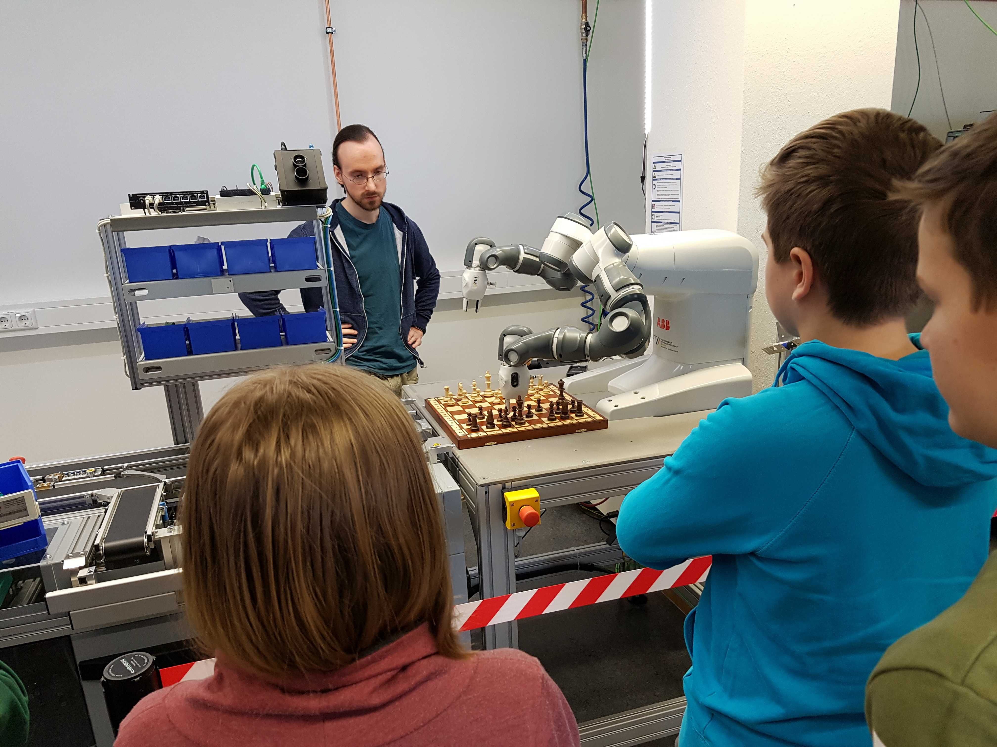 Marco Kruse zeigt Roboter