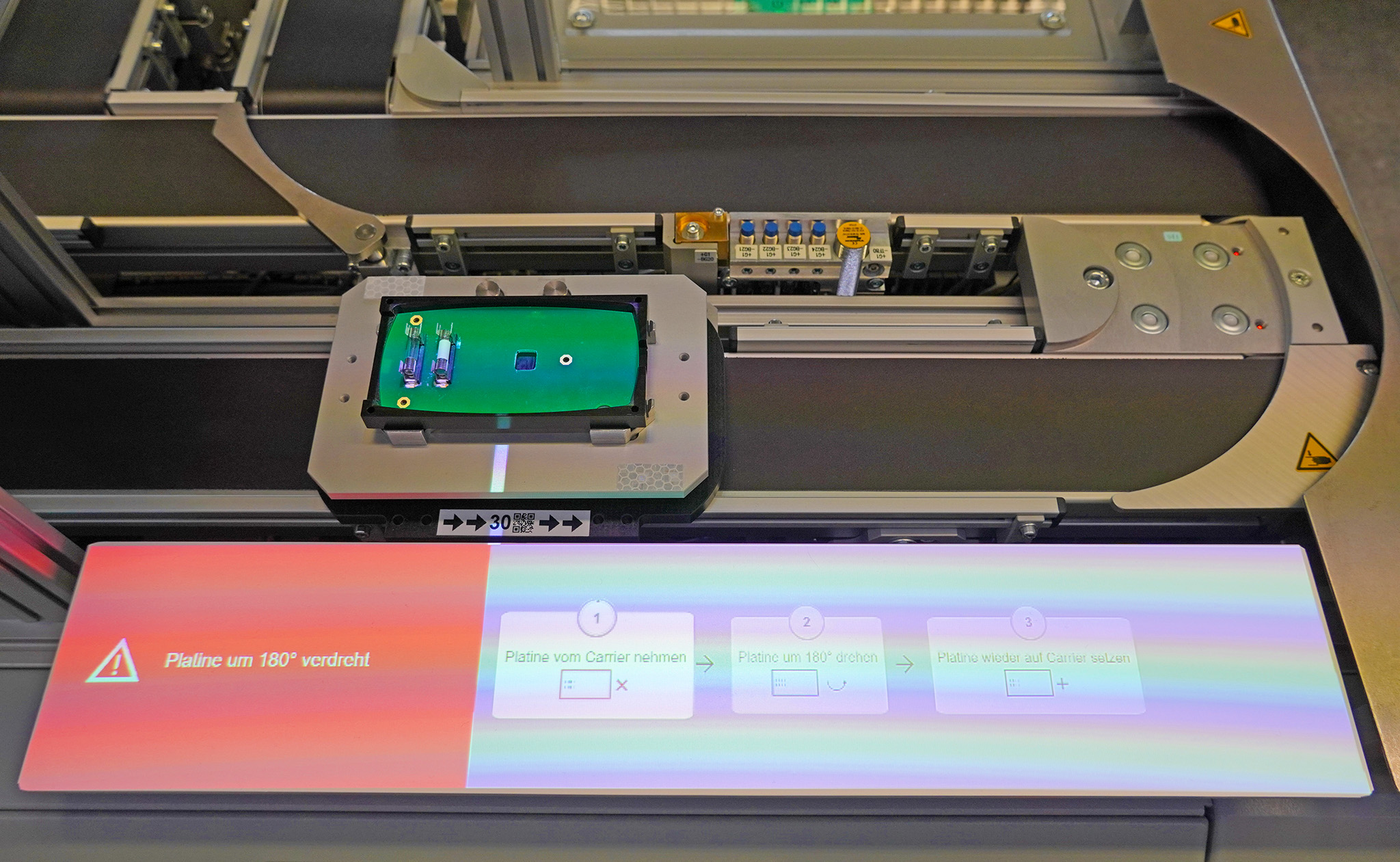 Ein Foto eines Handarbeitsplatzes zur Reparatur von Werkstücken in einer Fabrik für Smartphones