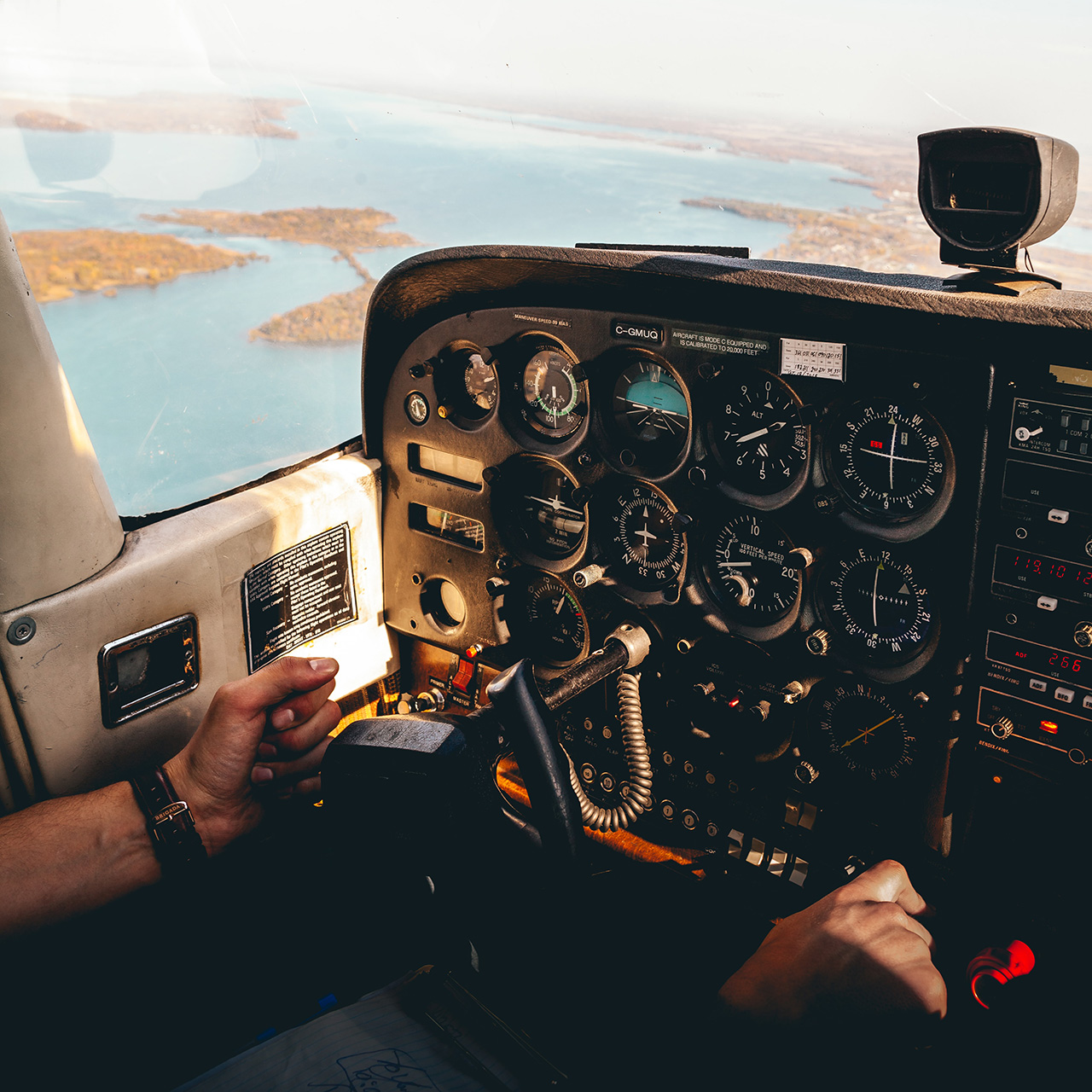 Blick über das Dashboard eines Flugzeugs im Cockpit nach Draußen