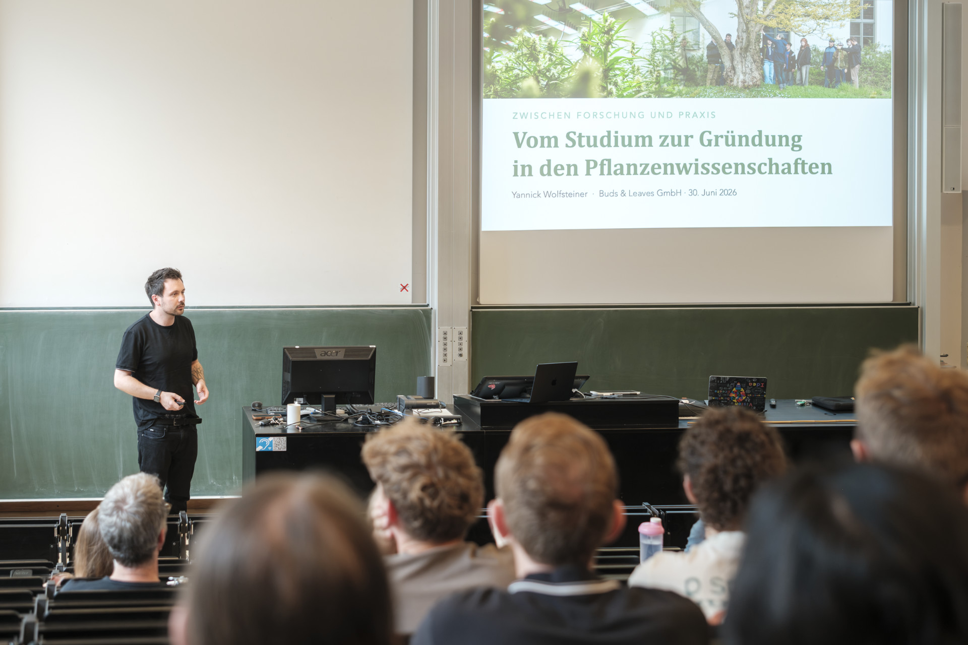 Ein Mann, der vor einem Publikum präsentiert
