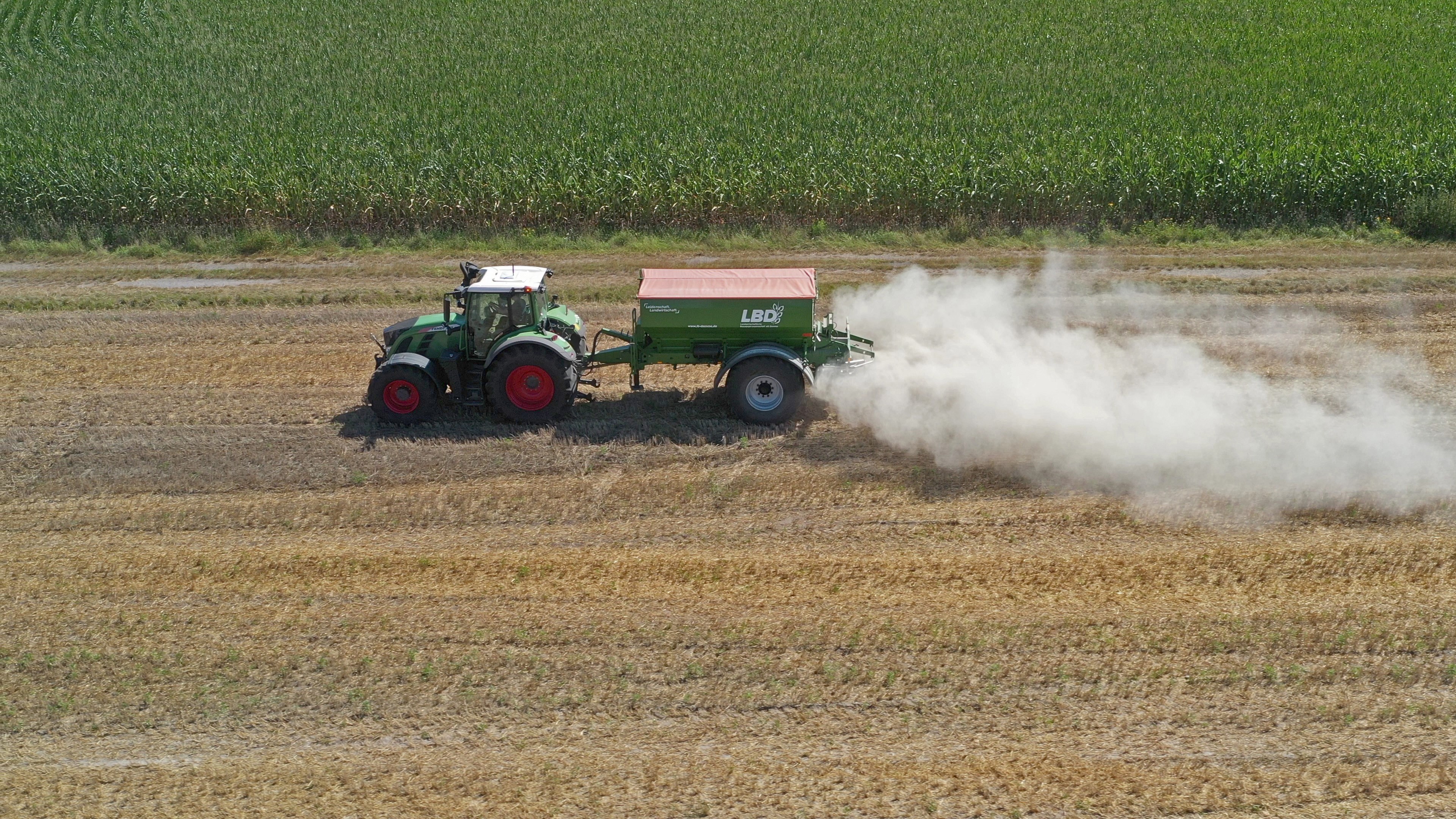 Traktor beim Kalken