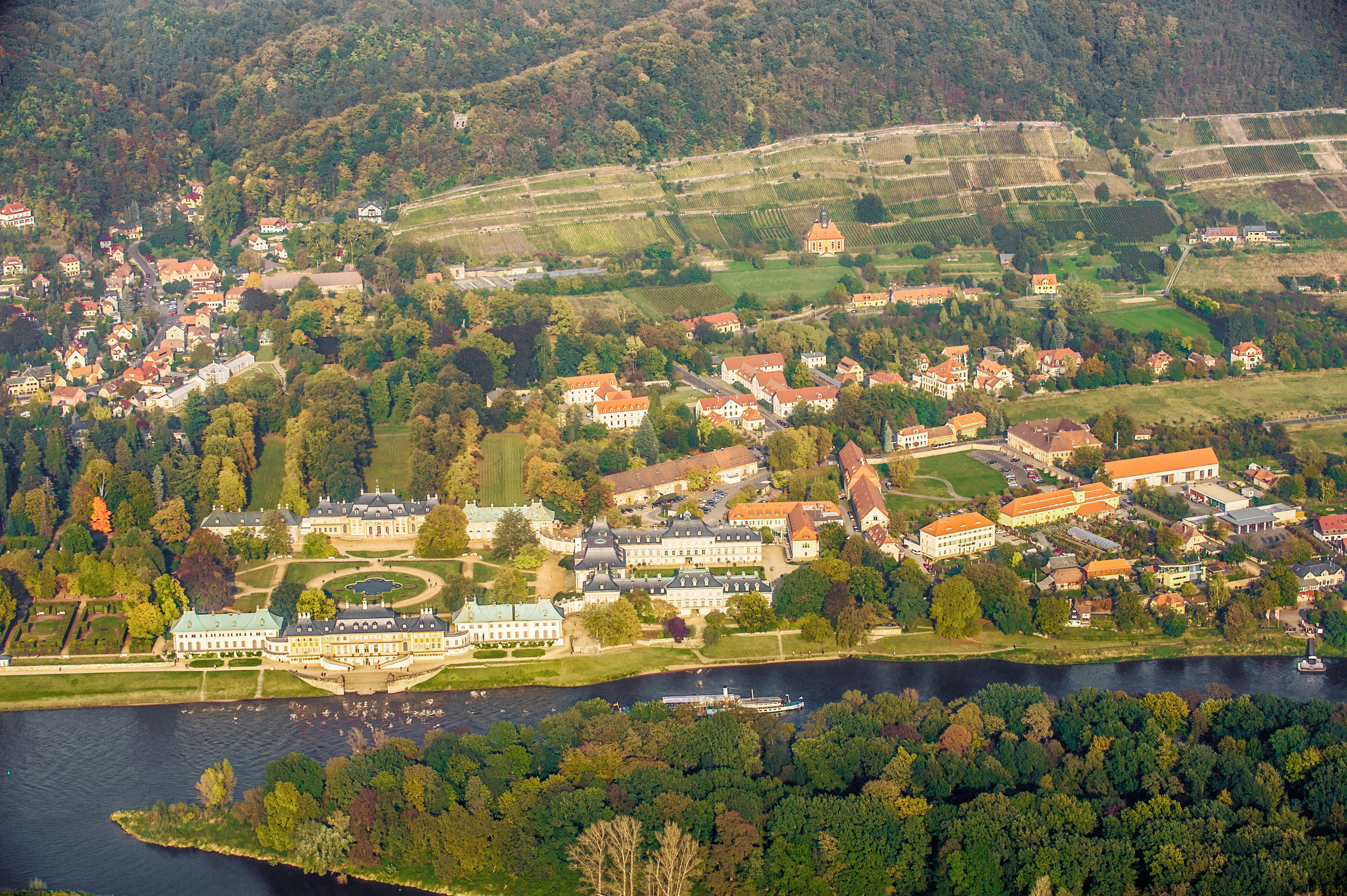 Luftaufnahme von Pillnitz, Schlosspark, Elbe, HTW-Gebäude, Wohnhäuser, Weinberg, Wald und Wiesen.