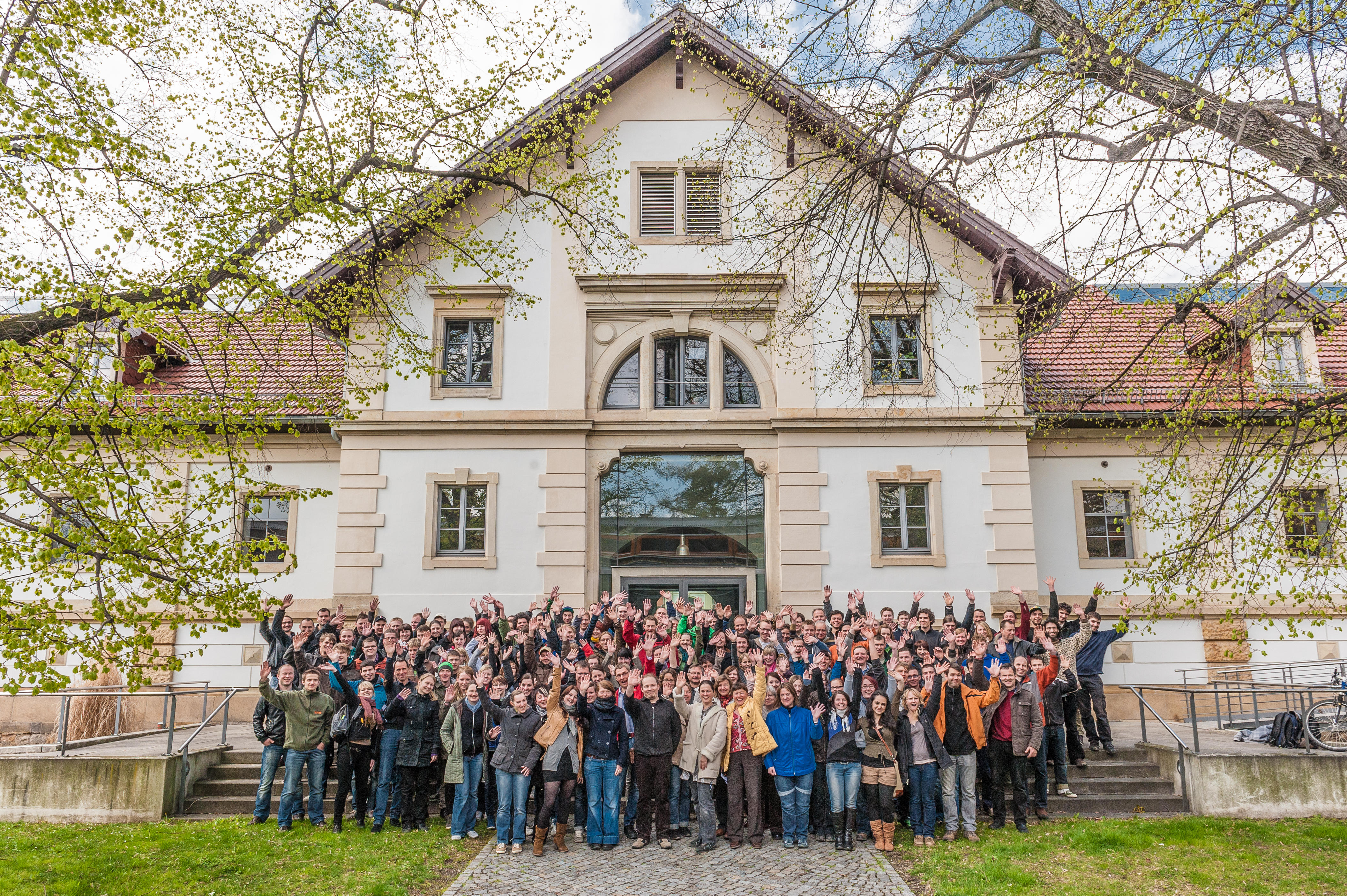 Gruppenfoto der Fakultät im Innenhof des Pillnitzer Platzes 1 im Jahr 2012