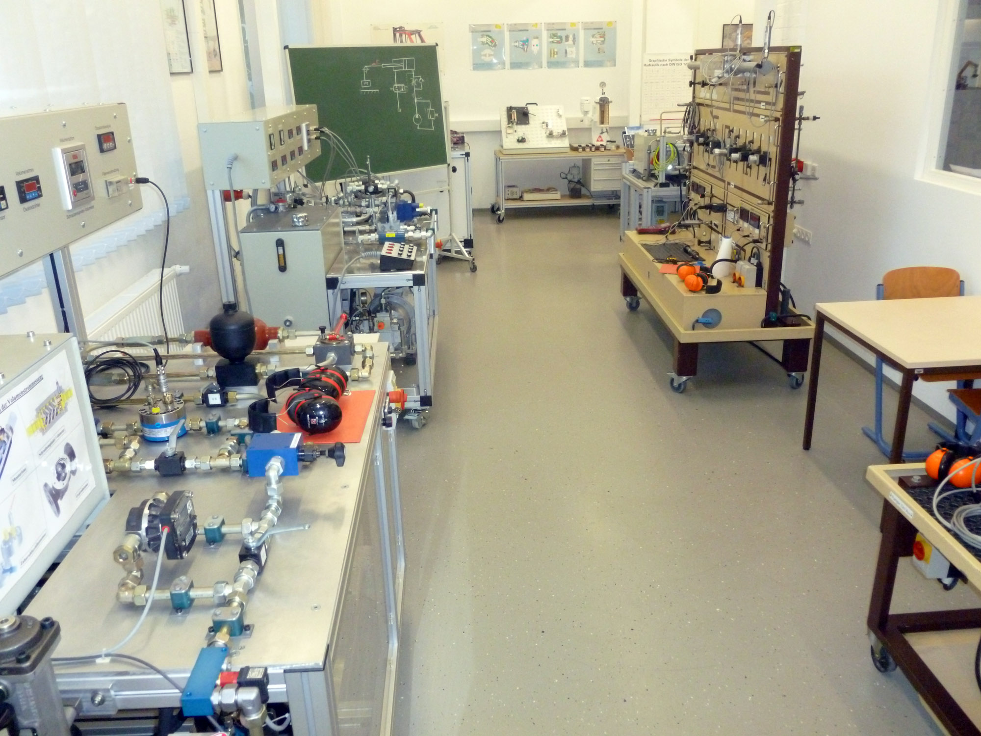 Blick in das Hydraulik- und Pneumatiklabor mit unterschiedlichen Lehrversuchsständen