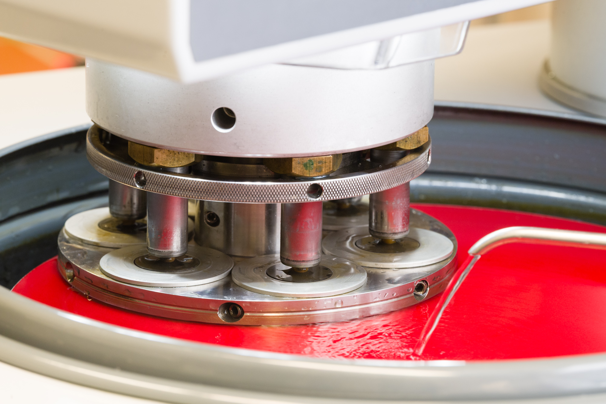 Schleif- und Poliermaschine