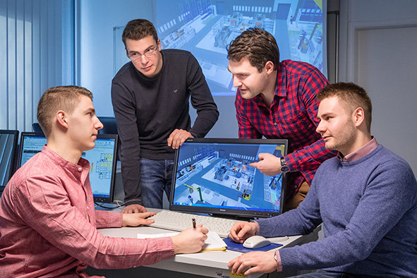 Das Bild zeigt Studierende des 7. Semesters bei der Team-Arbeit zum Fabrikplanungsbeleg.