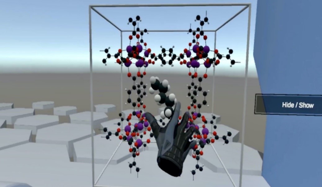 [Translate to English:] Eine virtuelle Hand interagiert mit einer dreidimensionalen Metallorganischen-Gerüst-Struktur in VR