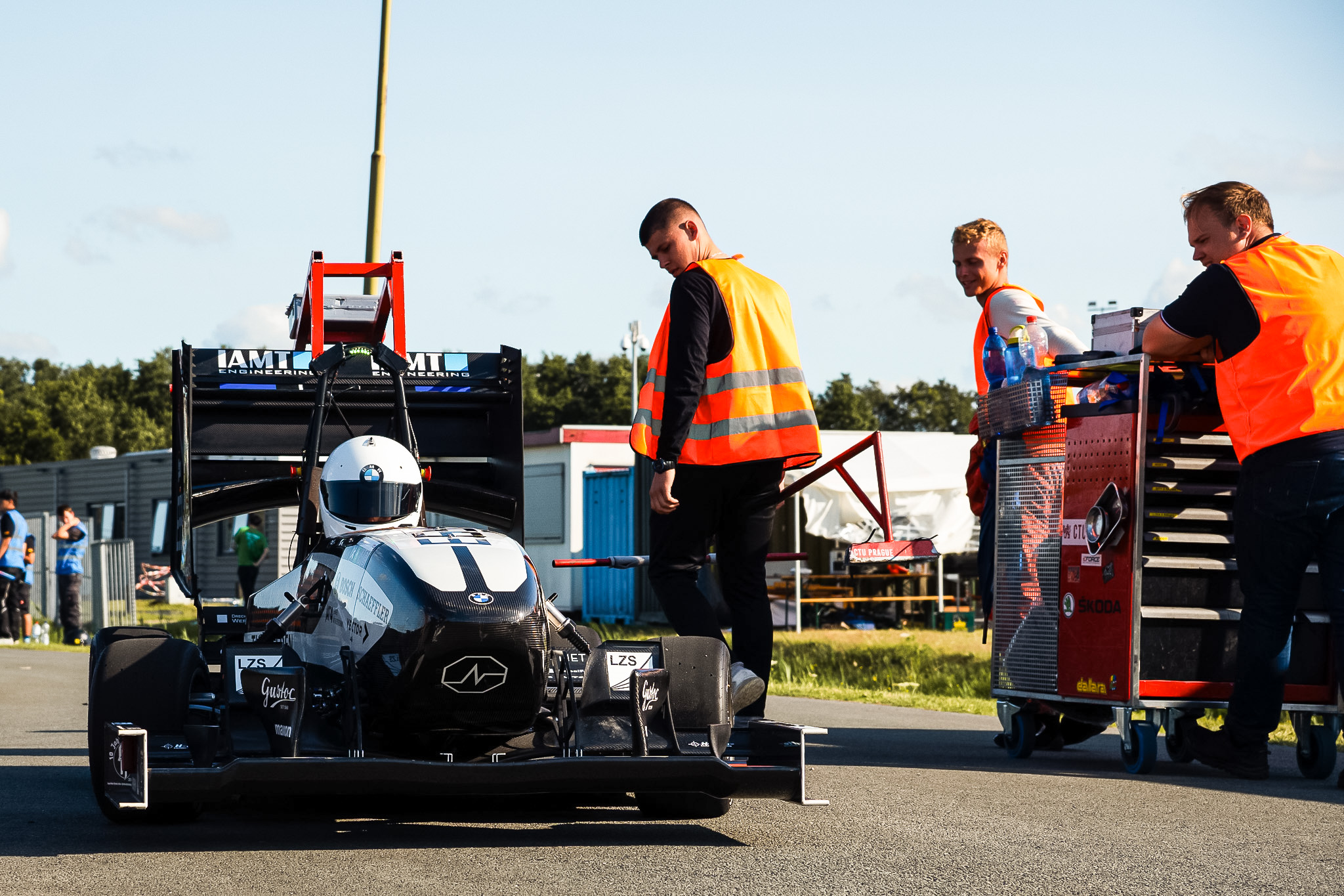 Fahrer mit technischem Team