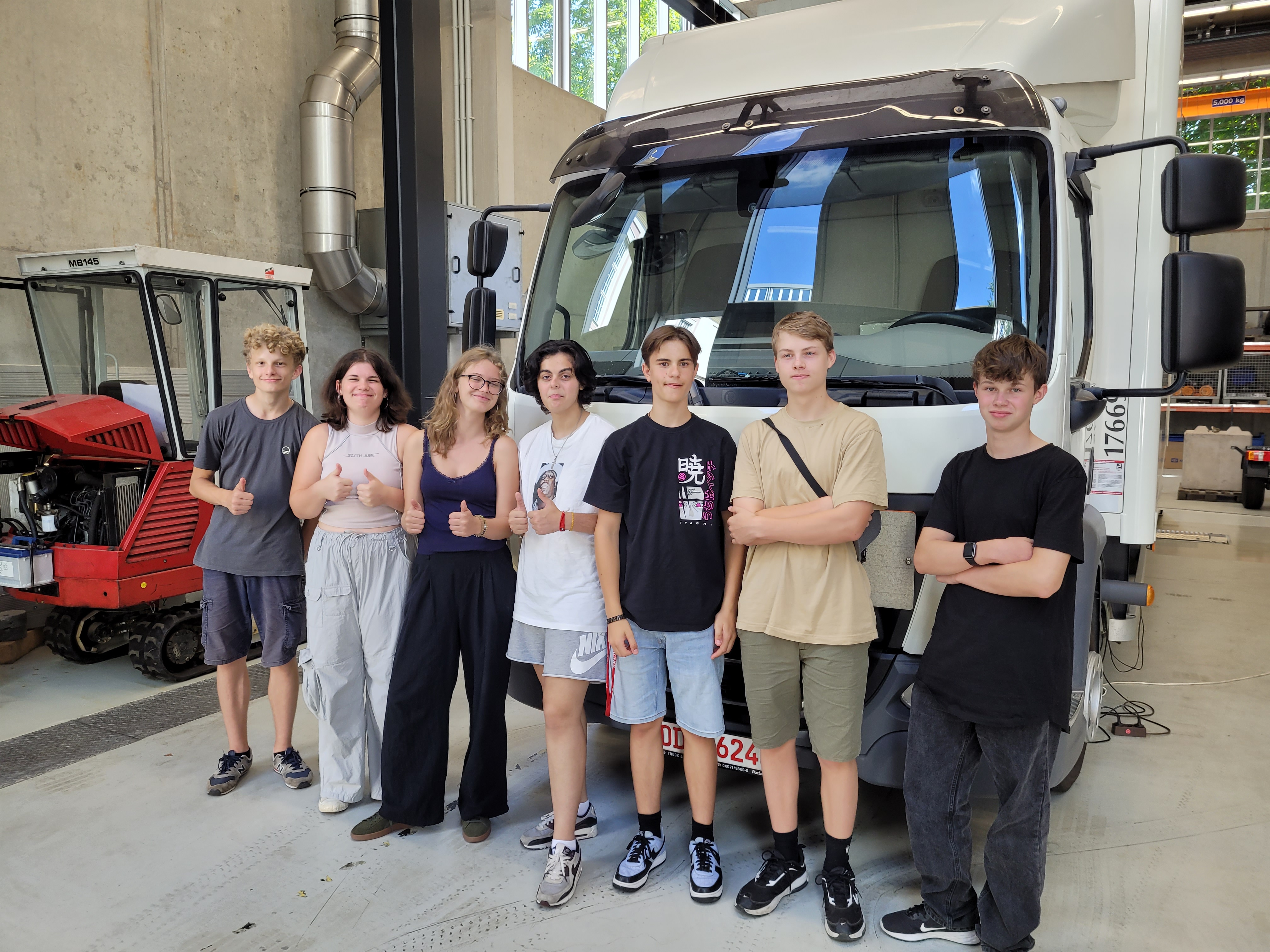 Schülerinnen und Schüler vor einem LKW